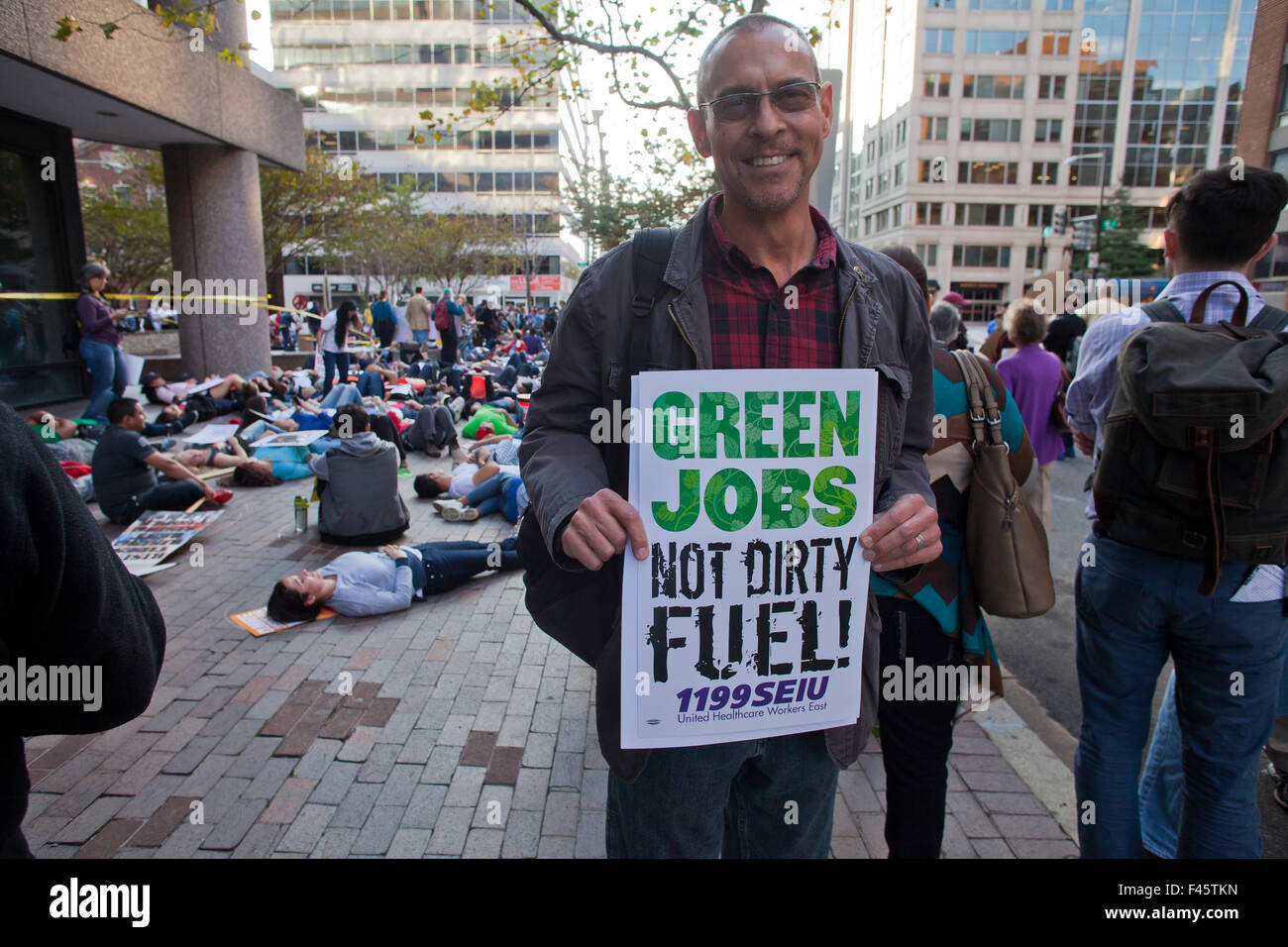 Washington, DC USA. 14. Oktober 2015: Hunderte von Aktivisten versammelten sich in Washington, DC zur Teilnahme an der nationalen Aktionstag auf Klima, Klima rief das Volk Climate March.  Aktivisten in Franklin Square versammelt und marschierte auf das American Petroleum Institute auf K St., wo Aktivisten Straßentheater und skandierten Klima und Demokratie Slogans inszeniert. Bildnachweis: B Christopher/Alamy Live-Nachrichten Stockfoto