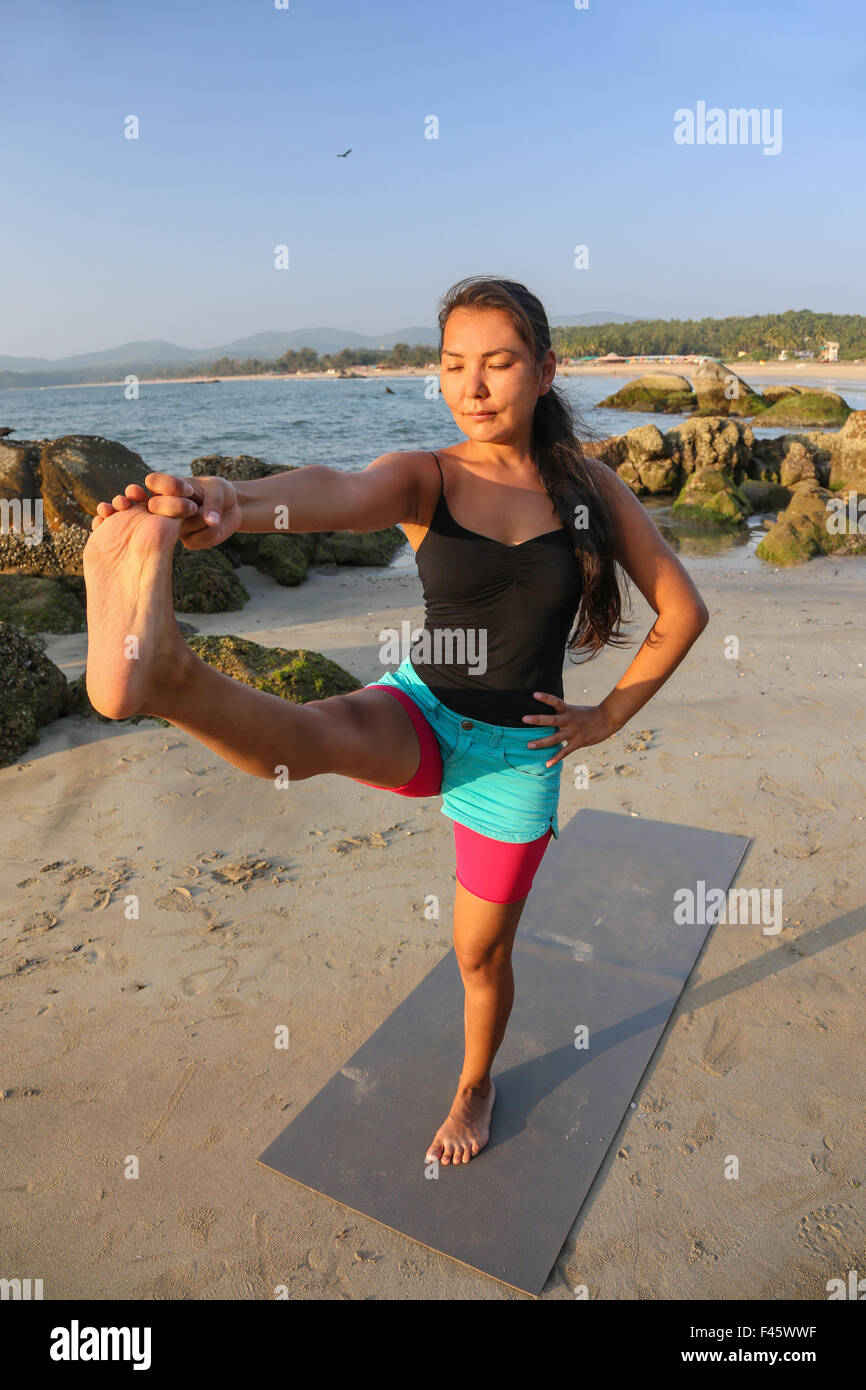 Schöne Frau, die Yoga machen Stockfoto