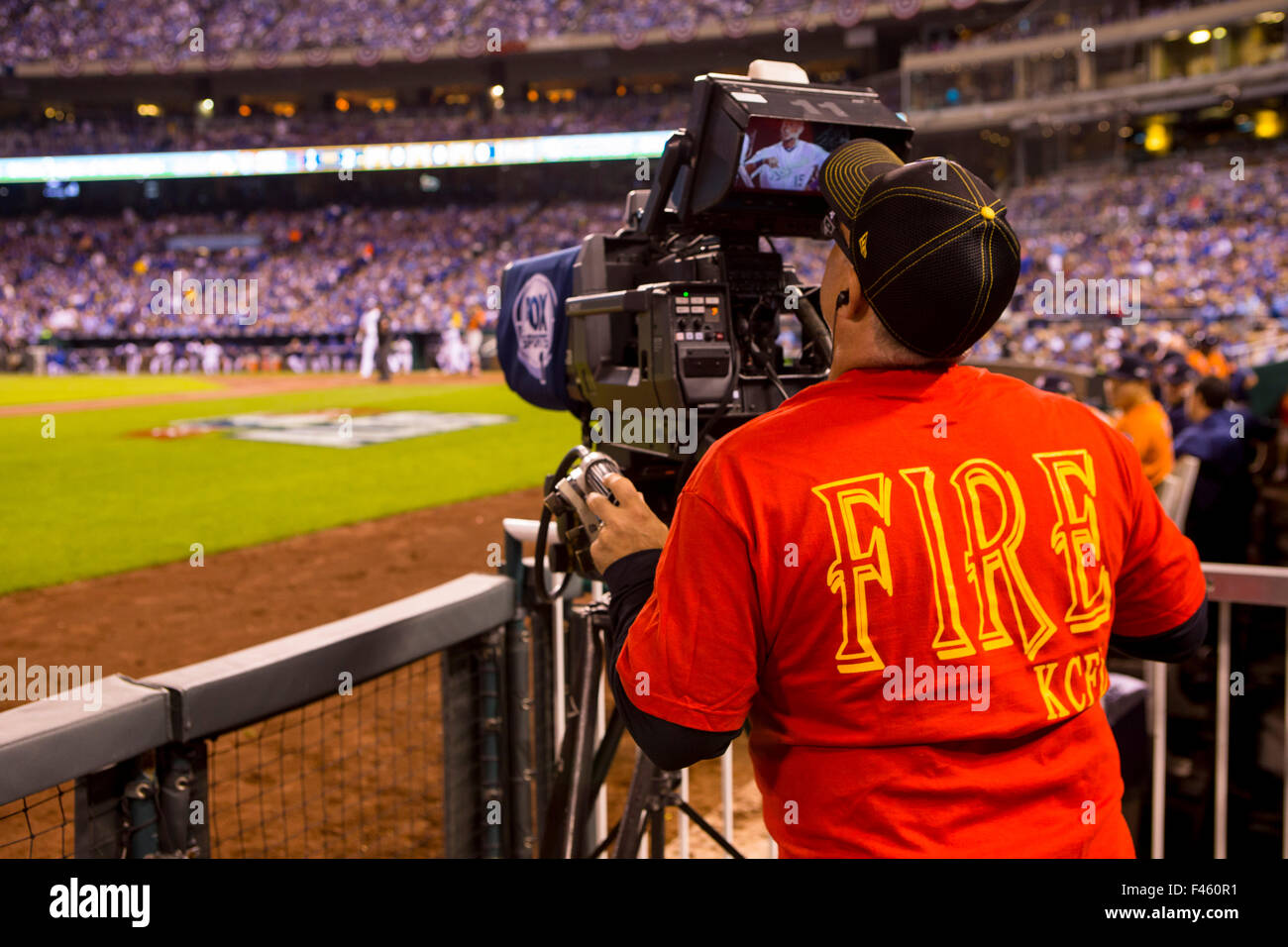 Kansas City, Missouri, USA. 14. Oktober 2015. Die Fox Kamera Crew zeigen, dass es Unterstützung von Kansas City Fire Department in Spiel 5 der Divisional Playoff Serie zwischen der Houston Astros und die Kansas City Royals im Kauffman Stadium in Kansas City, Missouri Kyle Rivas/CSM/Alamy Live News Stockfoto