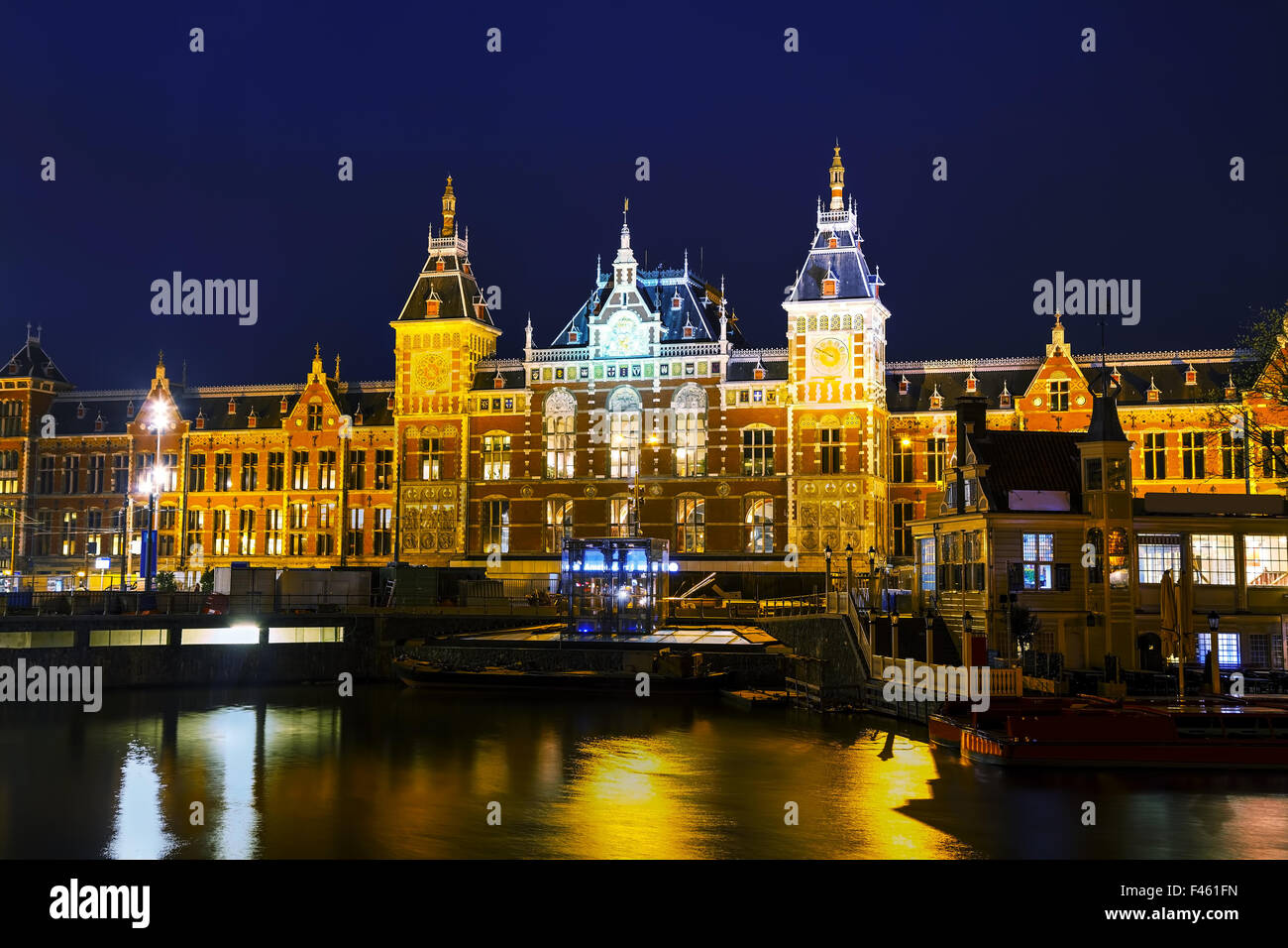 Amsterdam centraal bahnhof Fotos und Bildmaterial in hoher Auflösung Alamy