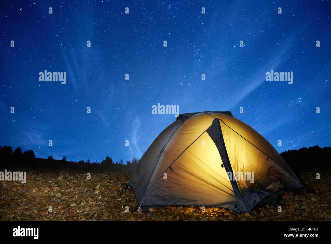 Zelt schwarz gelb -Fotos und -Bildmaterial in hoher Auflösung – Alamy