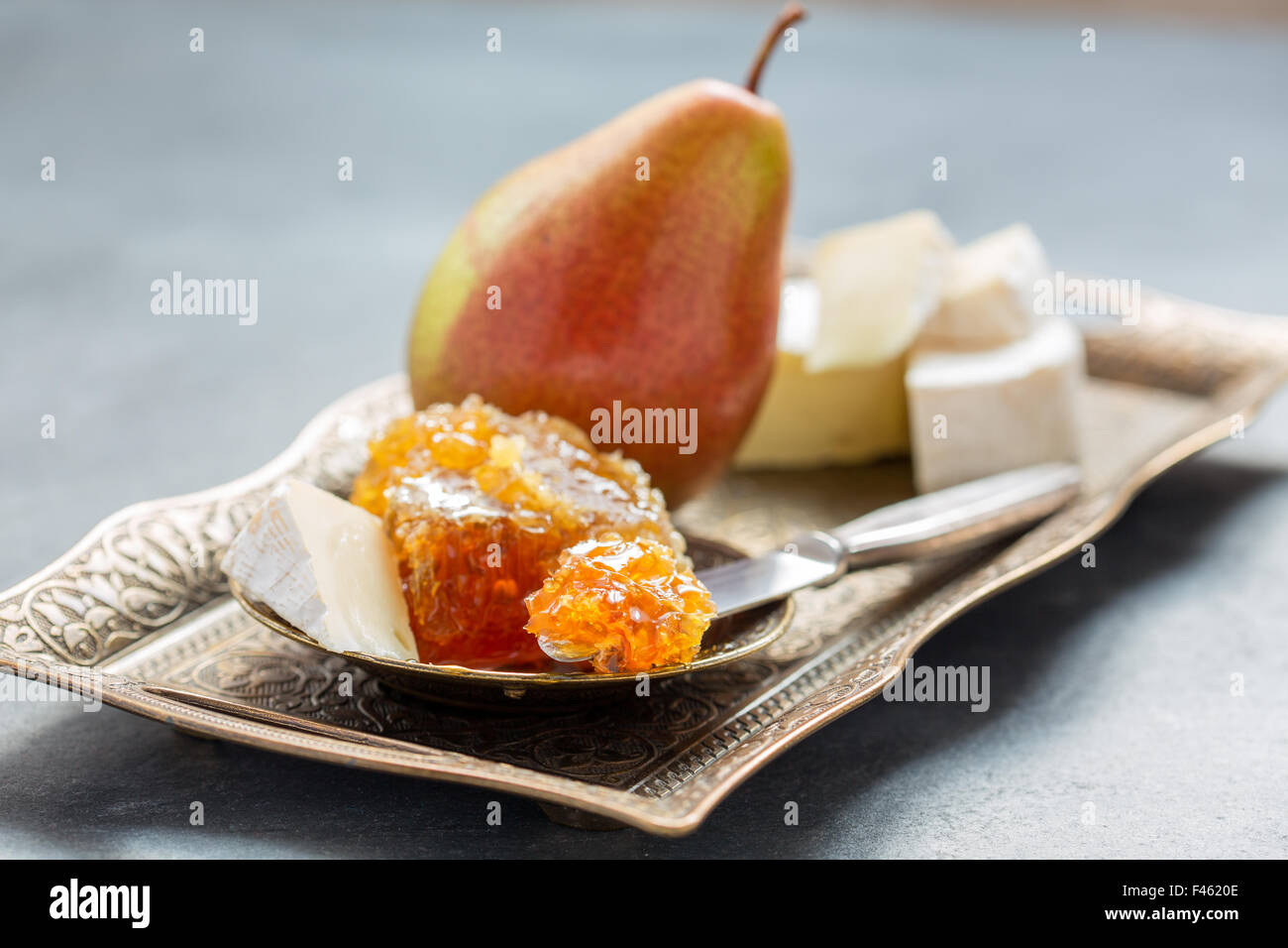 Honig, Birnen- und Brie Käse. Stockfoto