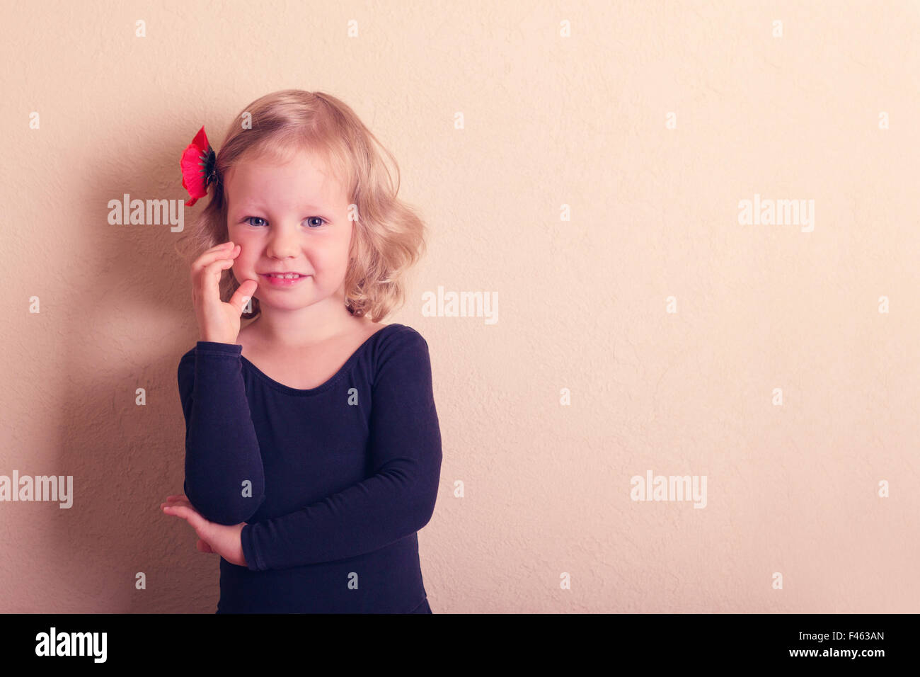 Lustige kleine Mädchen tanzen. Selektiven Fokus. Stockfoto