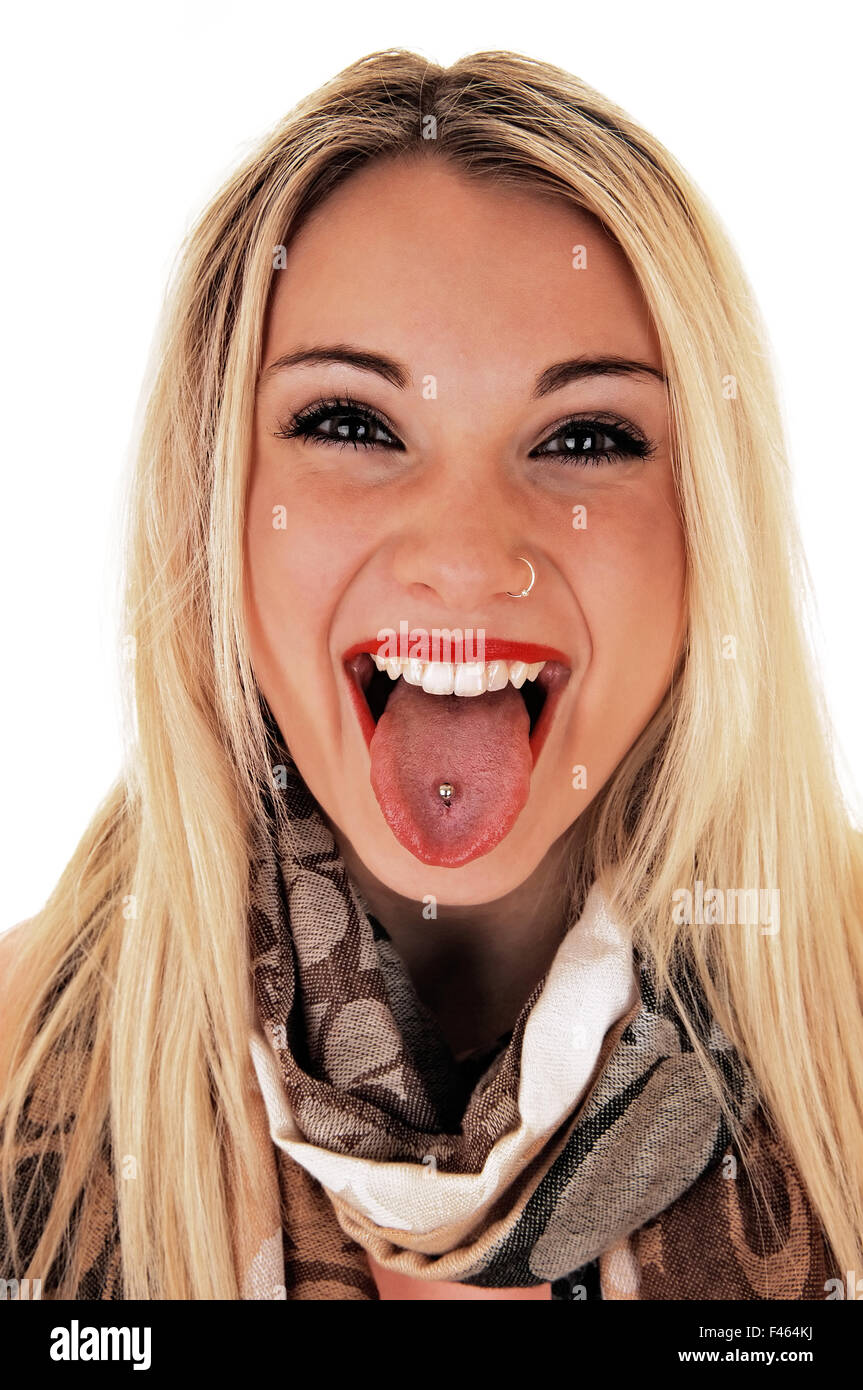 Mädchen zeigen gepiercte Zunge. Stockfoto