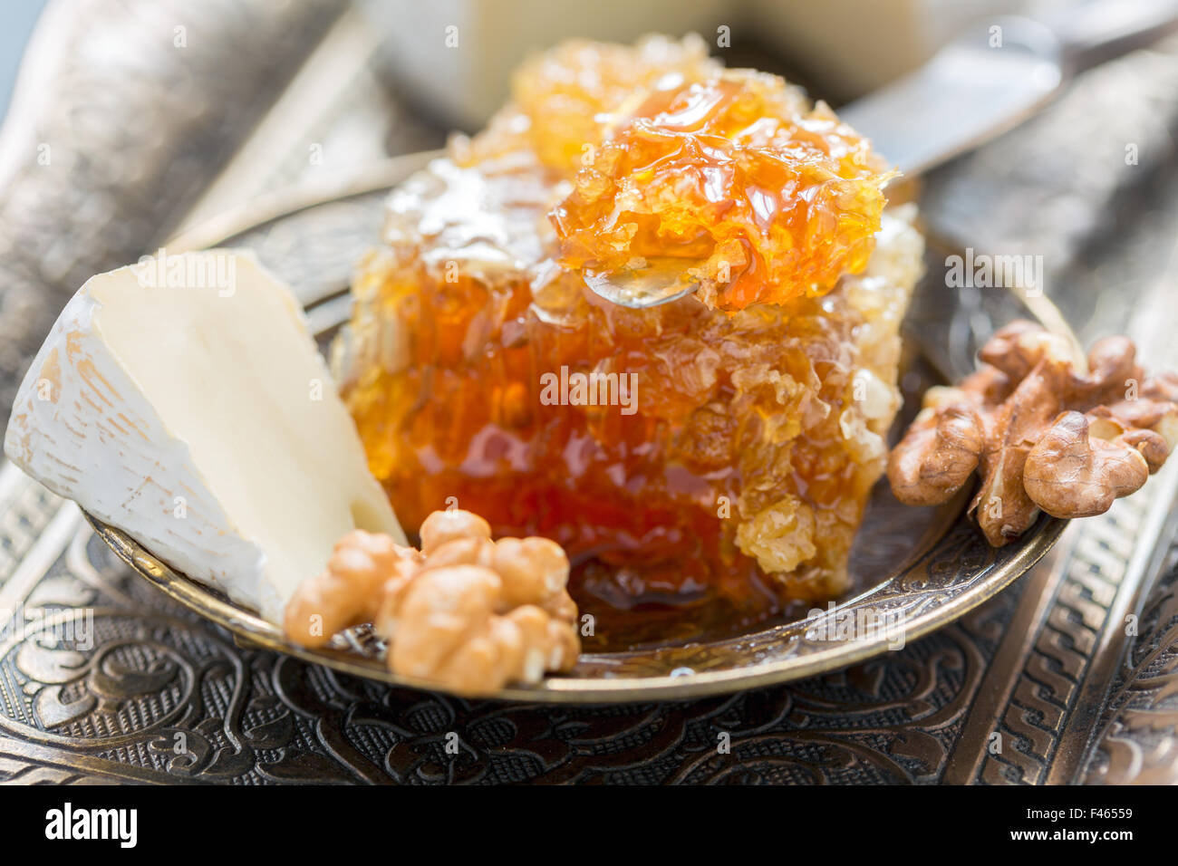 Honig-Kamm, Brie und Walnüsse. Stockfoto