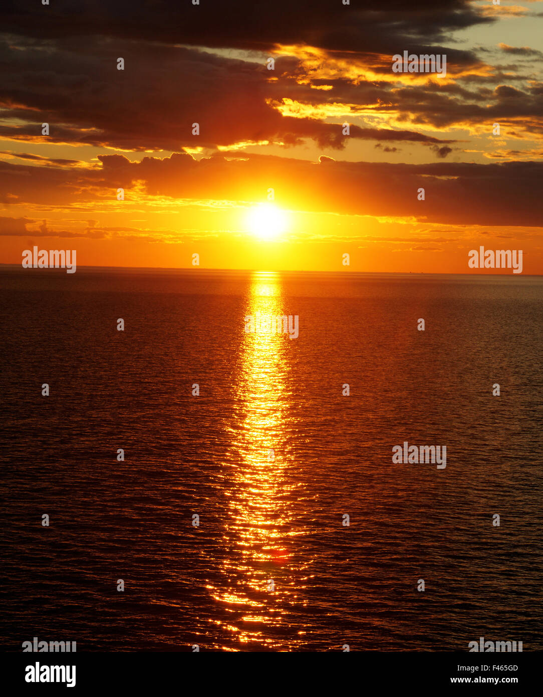 Hellen Sonnenuntergang über dem Wasser. Stockfoto