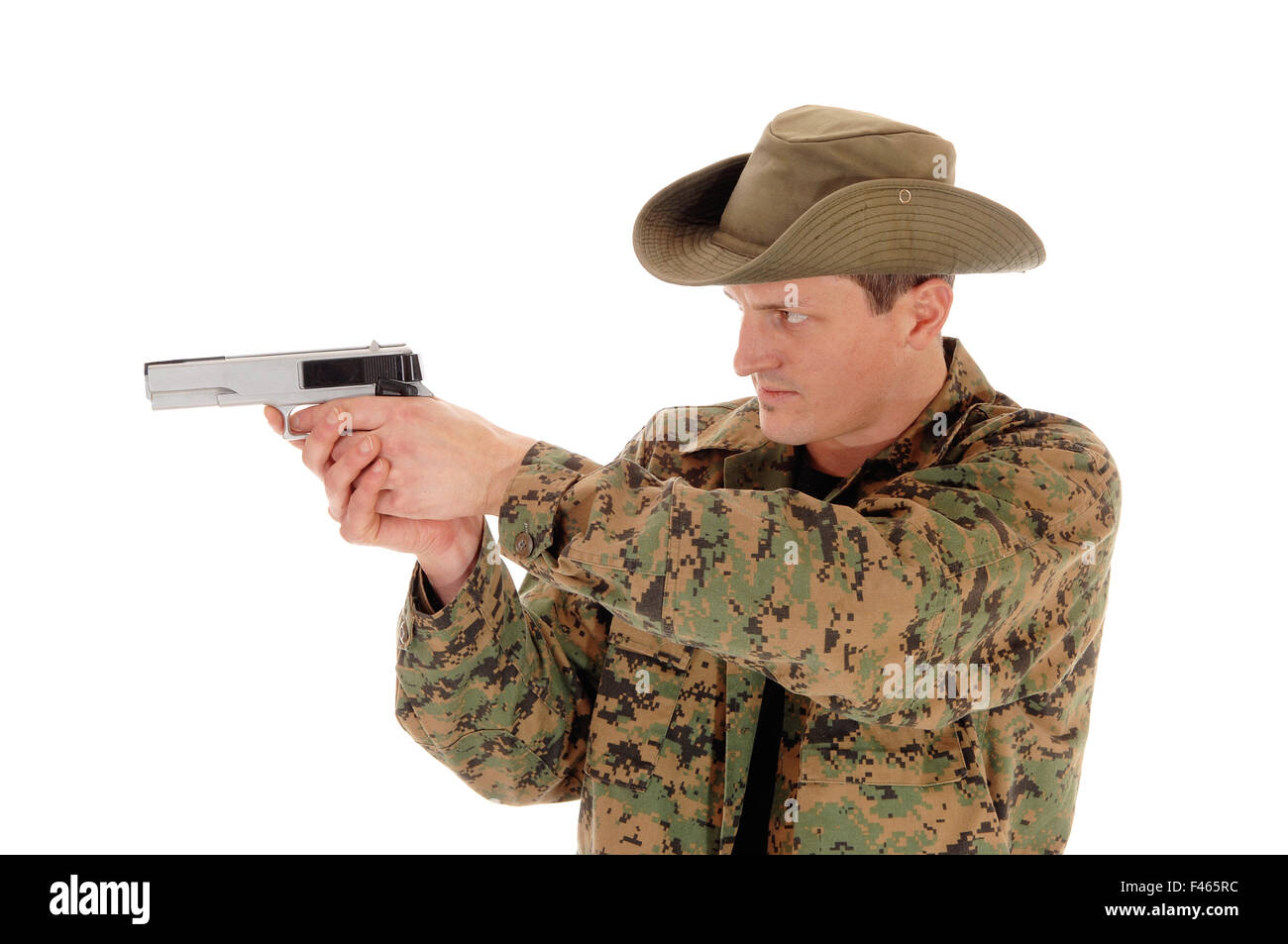 Soldat zeigt eine Pistole. Stockfoto