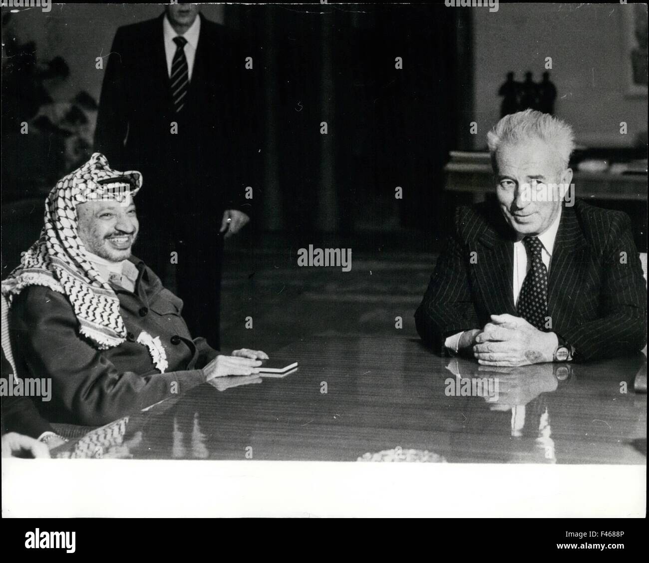 November 1980 - besucht Yasser Arafat Belgrad. Foto zeigt: Die PLO Führer Yasser Arafat bei diesem Treffen mit den Präsidenten von Jugoslawien Ovijetin Mijatovic in Belgrad vor kurzem gesehen. © Keystone Bilder USA/ZUMAPRESS.com/Alamy Live-Nachrichten Stockfoto
