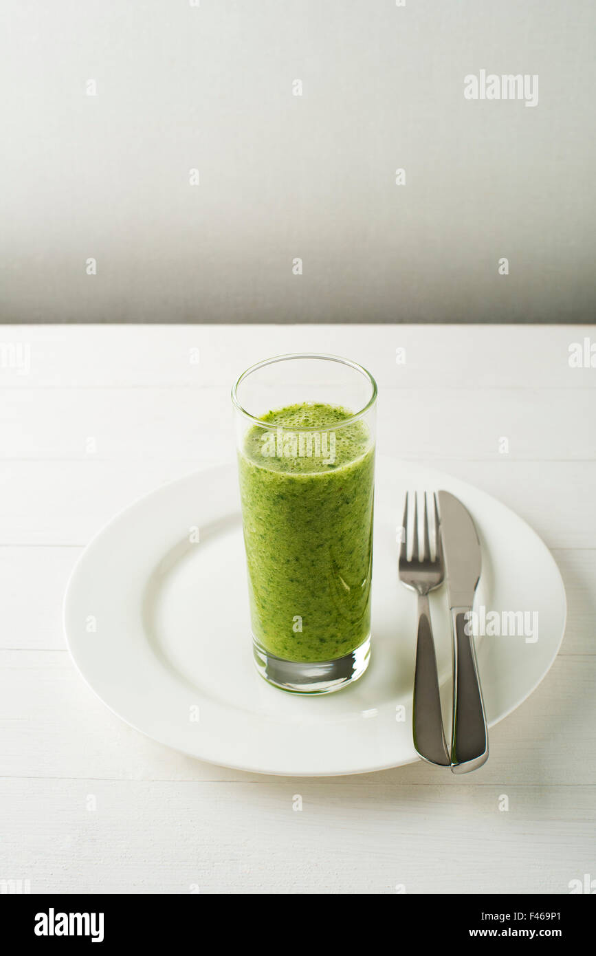 Glas von gesunden grünen Smoothie mit Gemüse. Stockfoto