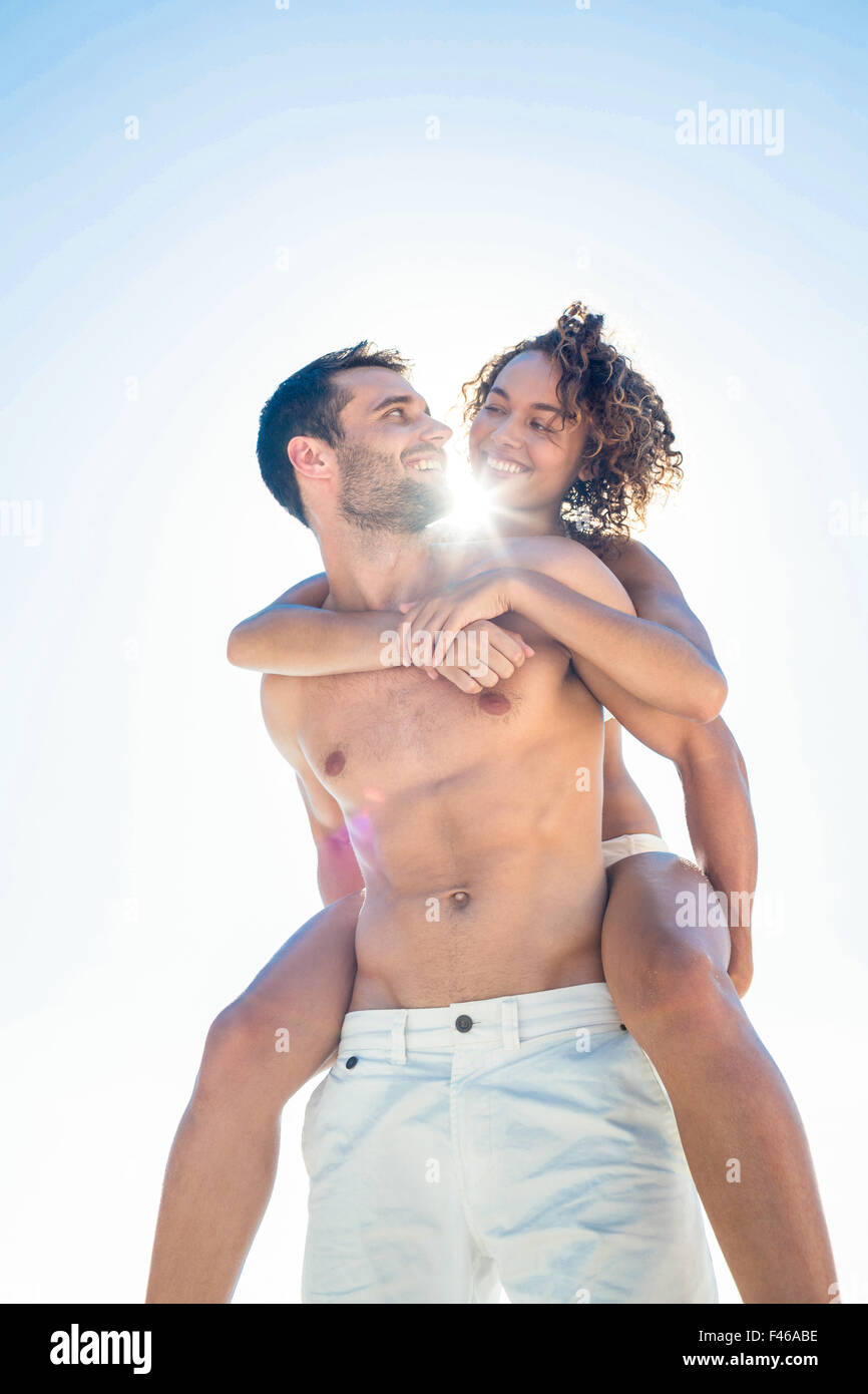 Piggy-Back zu tun, um seine Freundin Freund Stockfoto