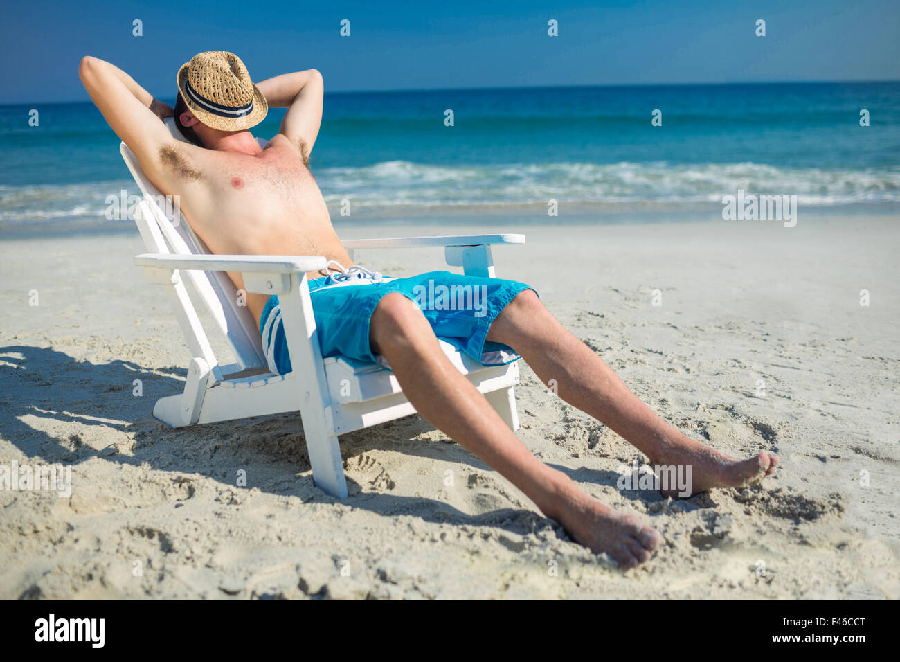 Mann am Liegestuhl am Strand entspannen Stockfotografie - Alamy