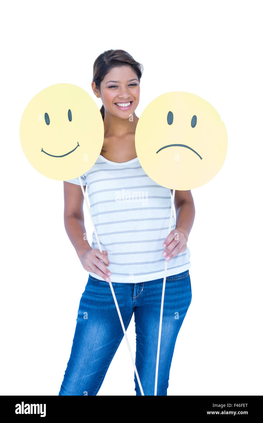 Hübsche Brünette halten Smileys Gesichter Stockfotografie - Alamy