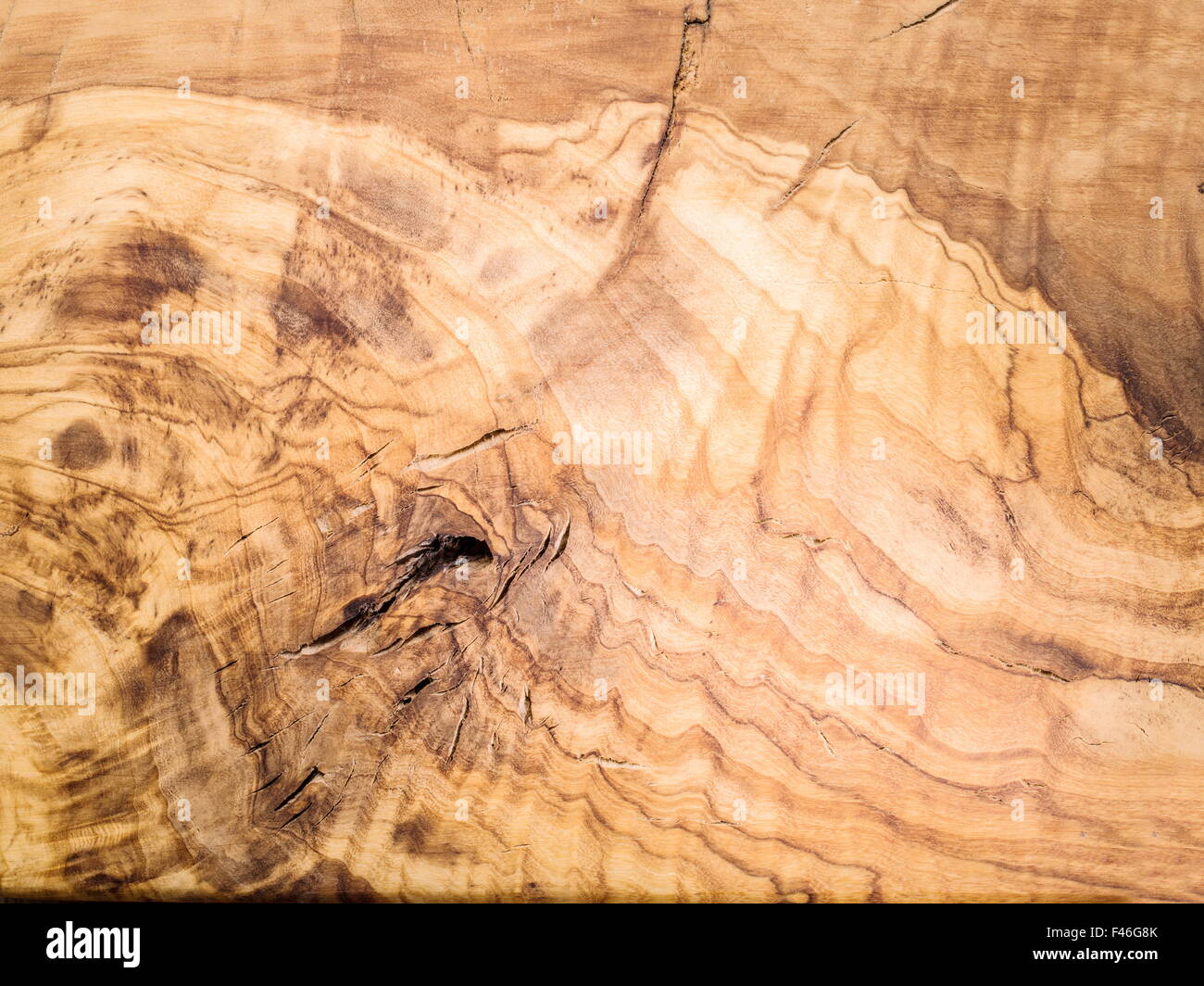 Olive-Board. Makroaufnahme der Holzstruktur. Stockfoto