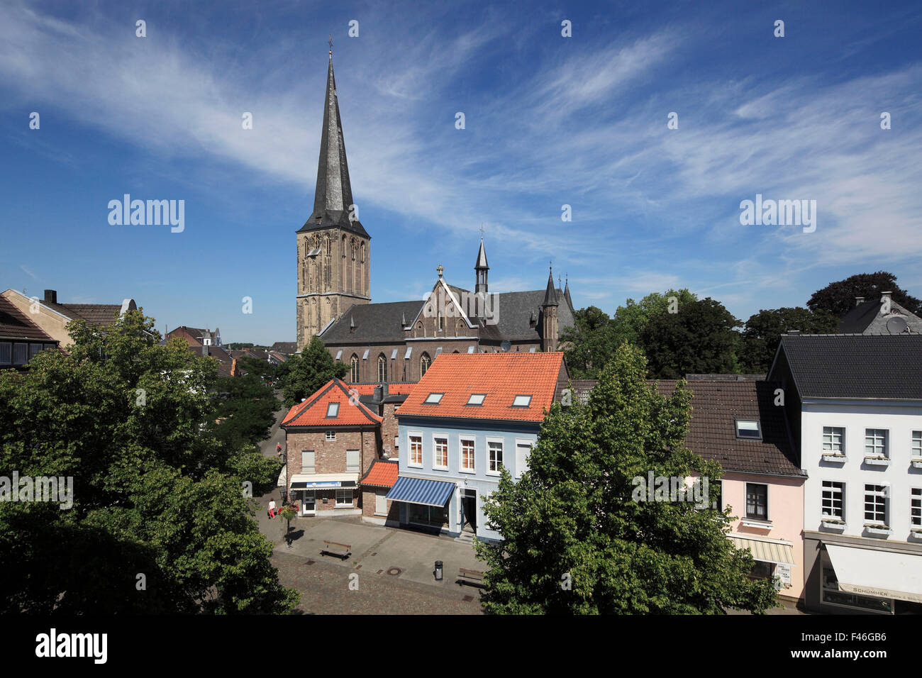 Stadtansicht Mit Pfarrkirche St. Clemens Und Lindenplatz in Viersen-Suechteln, Niederrhein, Nordrhein-Westfalen Stockfoto