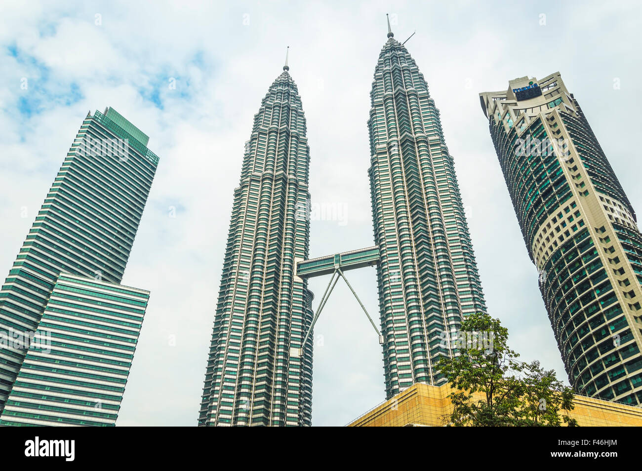 Der Doppeldecker Skybridge zwischen Turm 1 und Turm 2 von den Petronas Twin Towers. Stockfoto