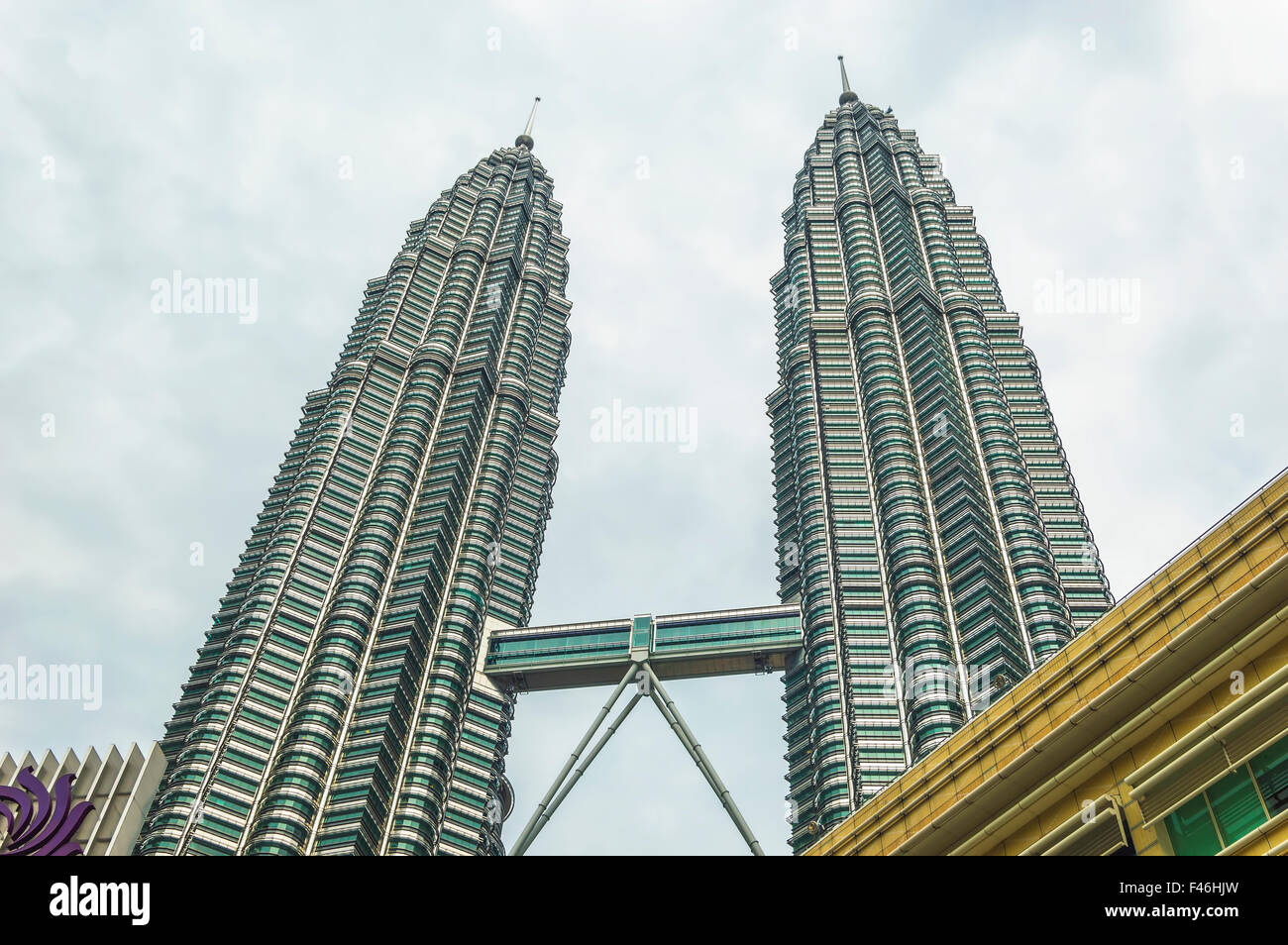 KUALA LUMPUR, MALAYSIA - 10. Dezember 2013 - der Doppeldecker Skybridge zwischen Turm 1 und Turm 2 von den Petronas Twin Towers. Stockfoto