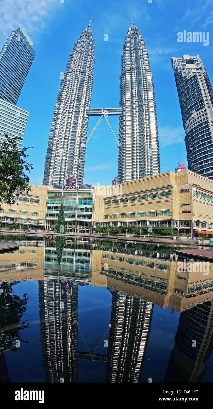 KUALA LUMPUR, MALAYSIA - 16. Dezember 2013 - die Reflexion der Doppeldecker Skybridge zwischen Turm 1 und Turm 2 die Petrona Stockfoto