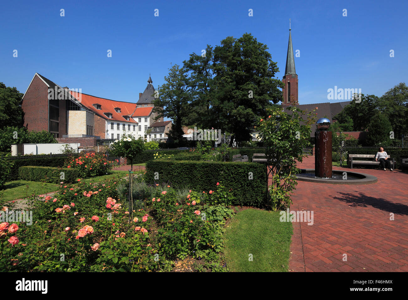 Schlosspark Mit Rosarium Und Schloss Mit Grafschafter Museum Und Schlosstheater, Dahinter Die Katholische Josefskirche, Moers, Niederrhein, Nordrhein - Stockfoto