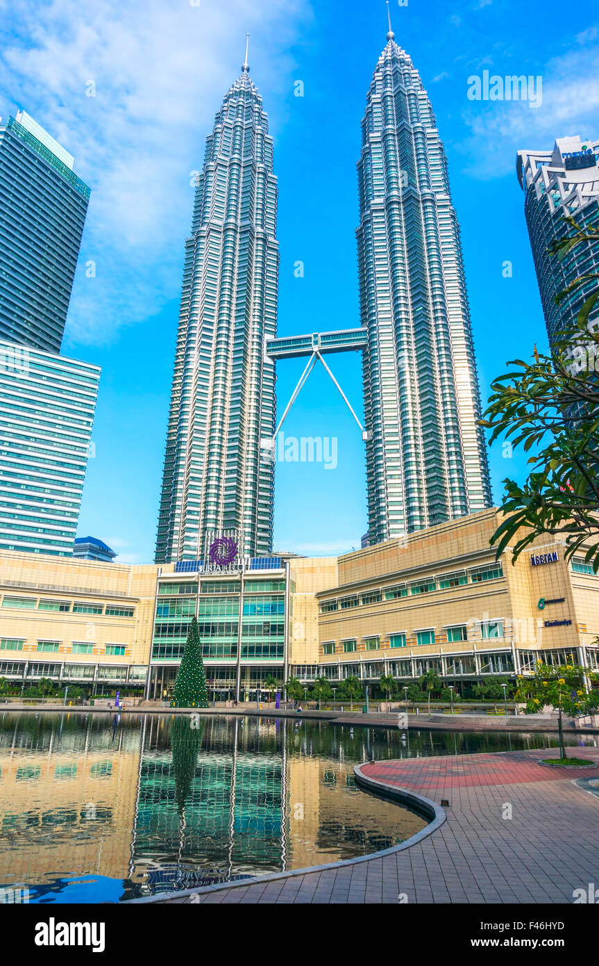 Der Doppeldecker Skybridge zwischen Turm 1 und Turm 2 von den Petronas Twin Towers. Stockfoto