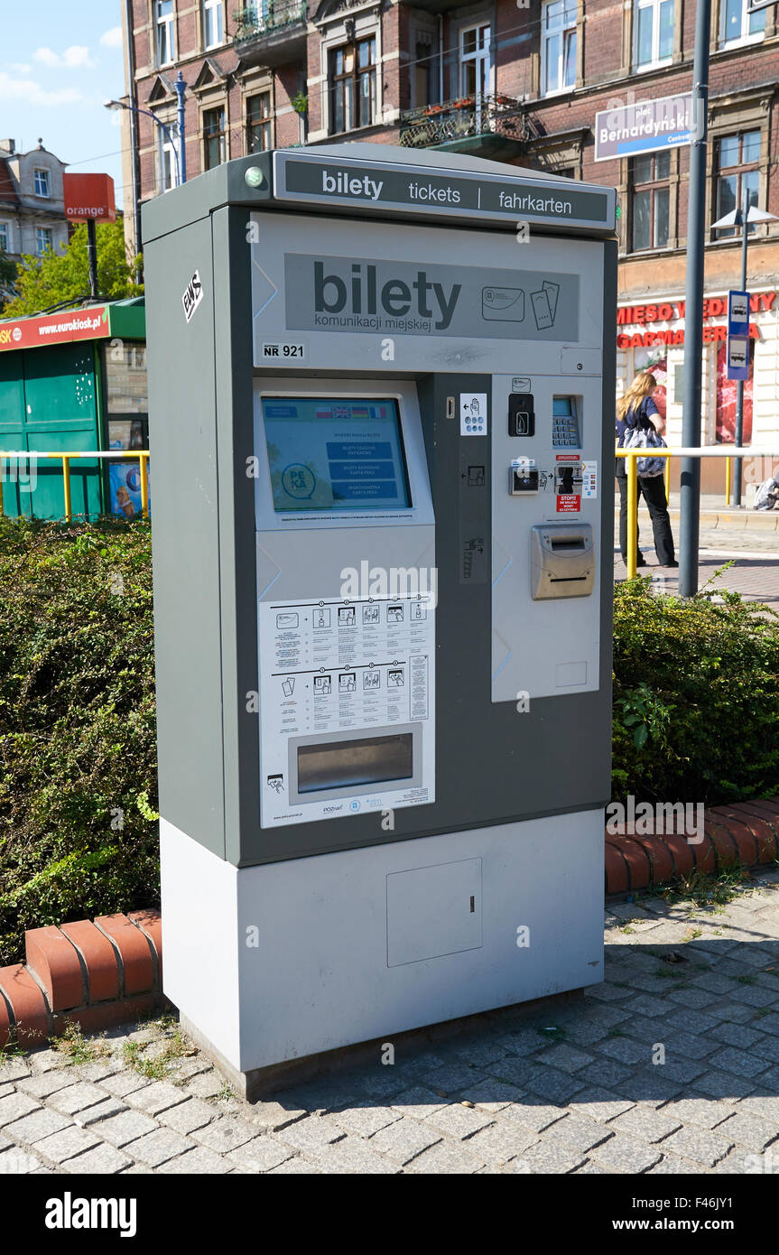 Posen, Polen - 20. August 2015: Öffentliche Verkehrsmittel Fahrkartenautomat auf der Straße Stockfoto