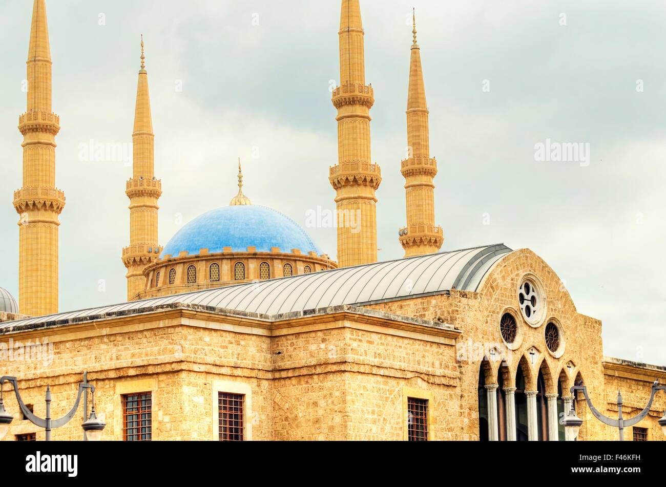 Mohammad Al-Amin Mosque befindet sich in Downtown Beirut im Libanon gesehen steigt über der griechisch-orthodoxen Kirche von St. George Stockfoto