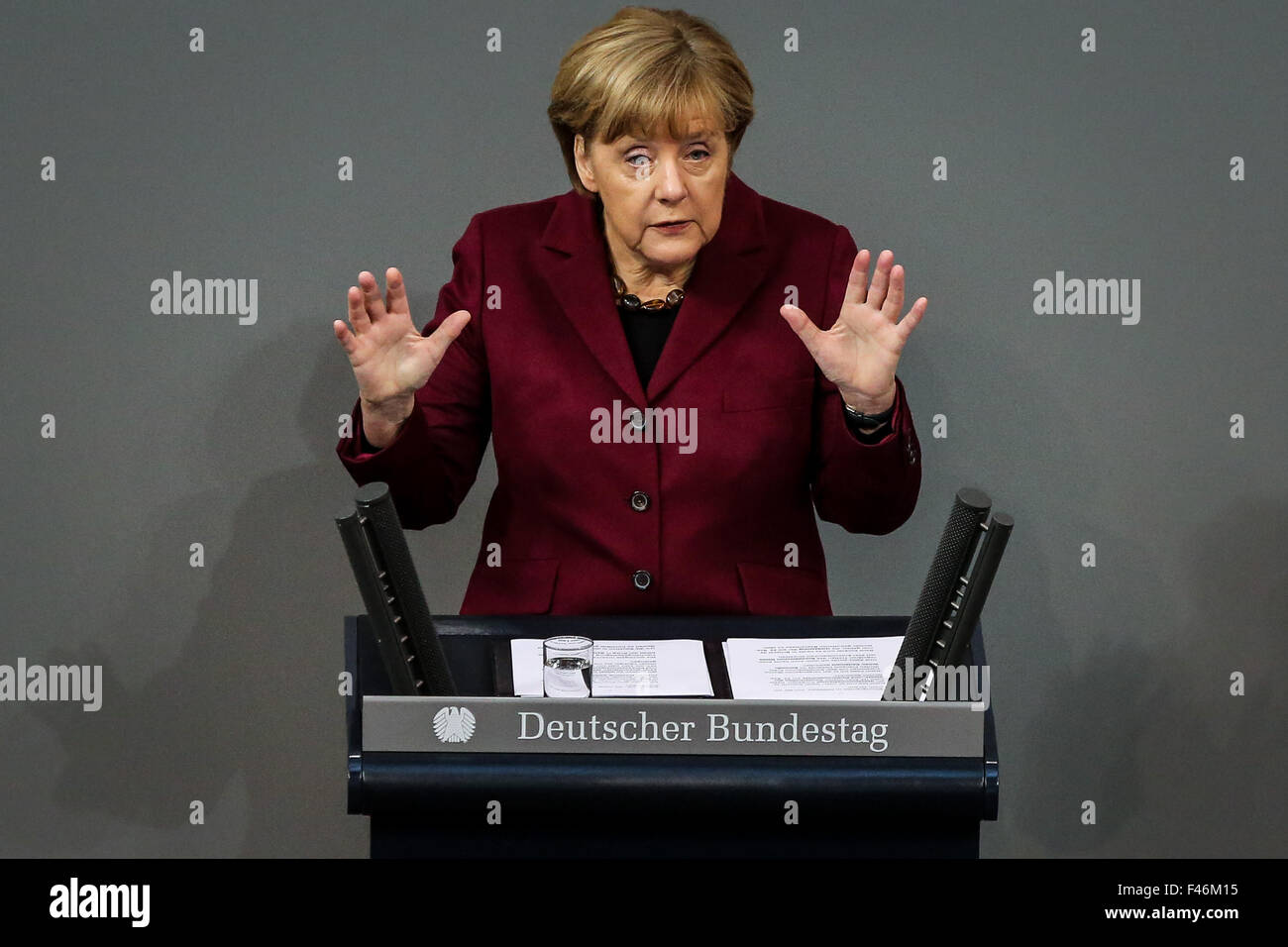 Berlin. 15. Oktober 2015. Bundeskanzlerin Angela Merkel spricht eine Sitzung zur Flüchtlingskrise in der zweiten Kammer des Parlaments in Berlin 15. Oktober 2015. Bildnachweis: Zhang Fan/Xinhua/Alamy Live-Nachrichten Stockfoto