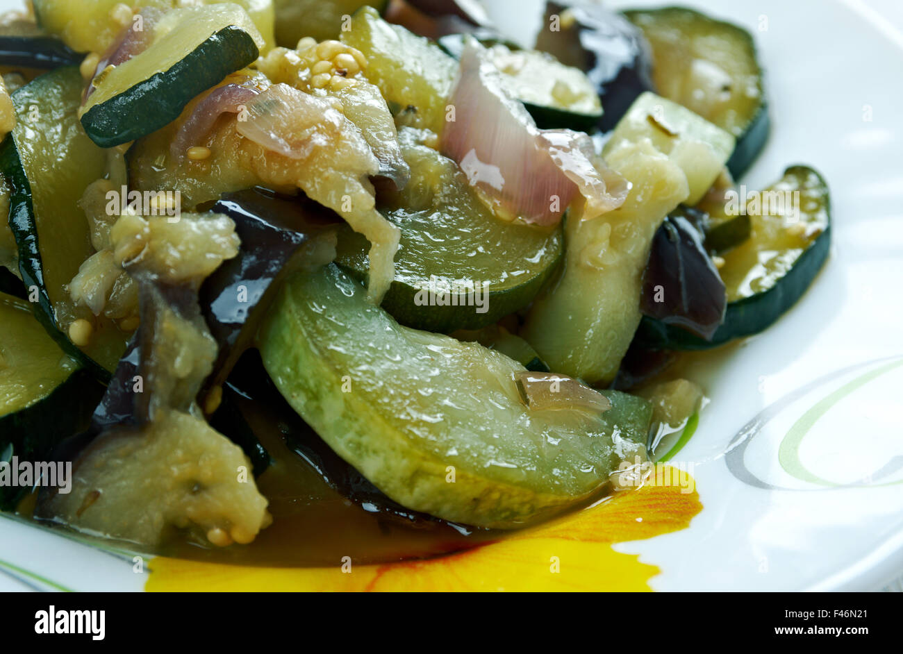 Berenjena a la Vinagreta - italienisches Gericht mit Auberginen und Gemüse Stockfoto