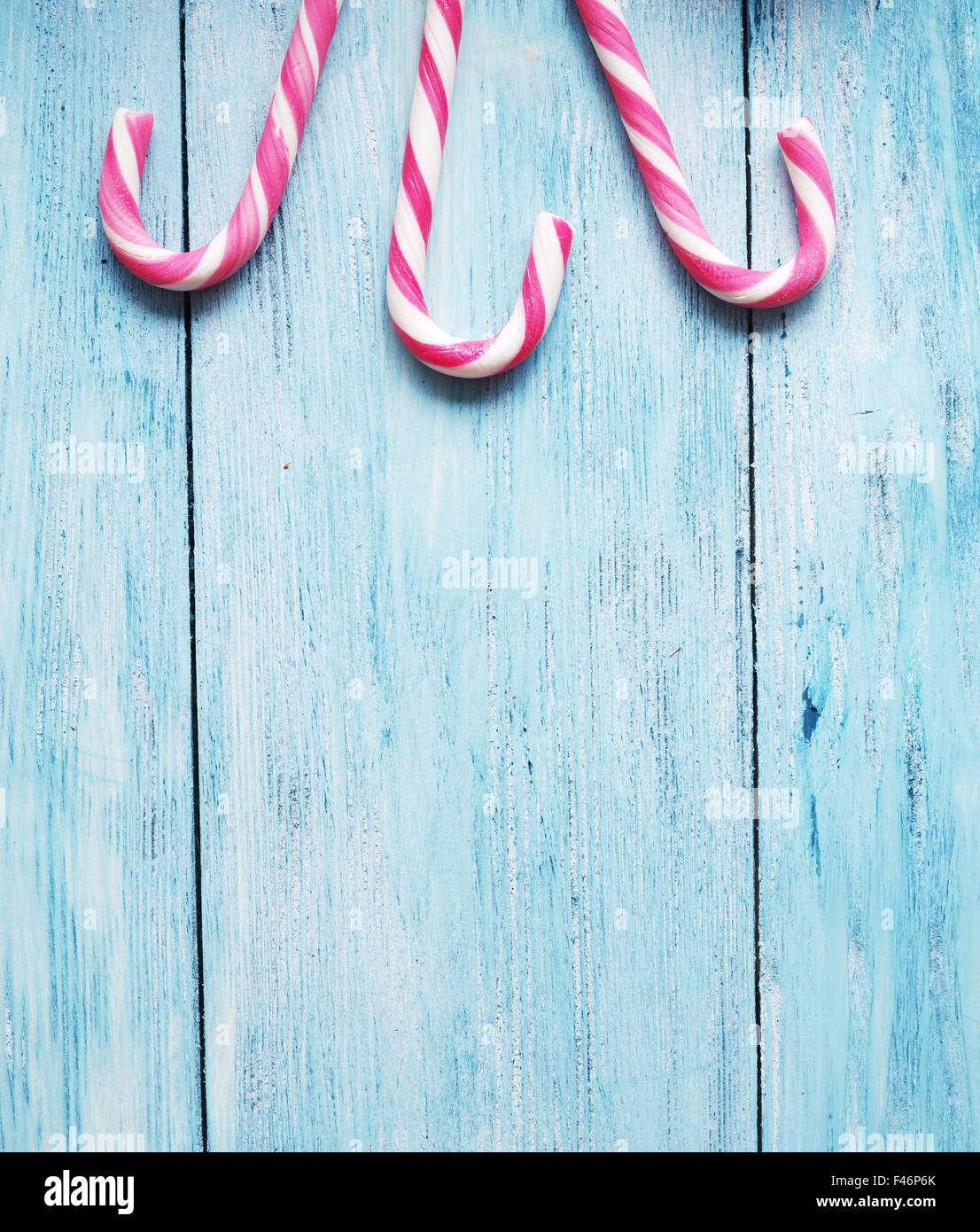 Candy Stöcke auf blauem Hintergrund aus Holz. Stockfoto