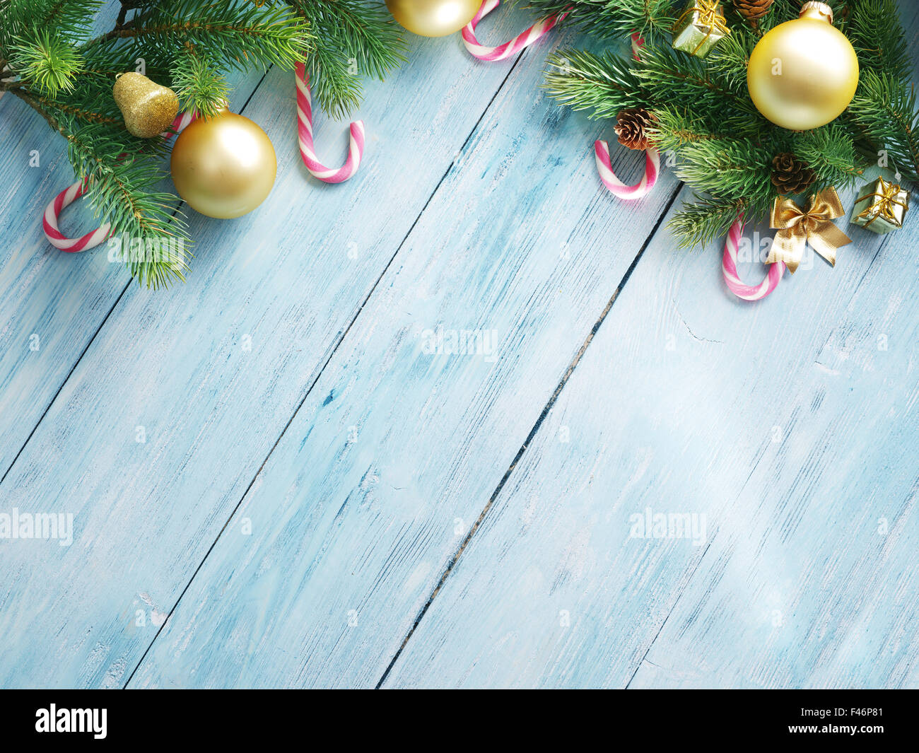 Weihnachts-Dekoration mit Fell und Kugeln auf altem Holz. Stockfoto