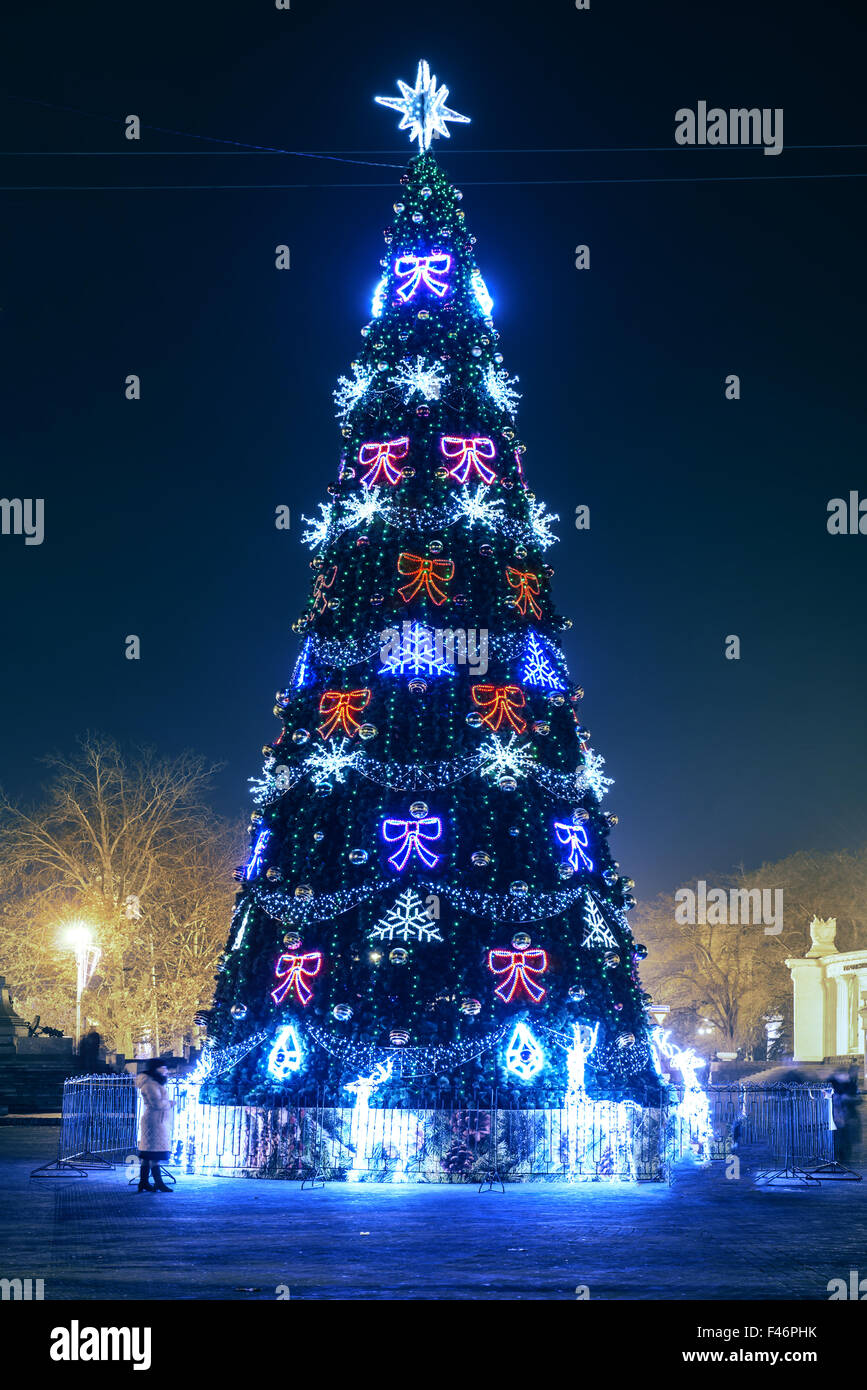 Bewegungsunschärfe blauer Weihnachtsbaum Stockfoto