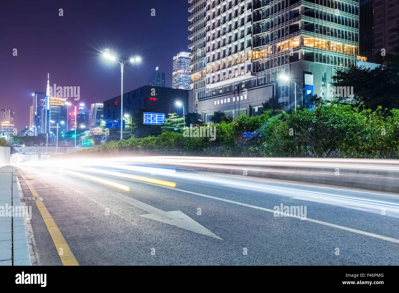 Stadt-Straße bei Nacht Stockfoto