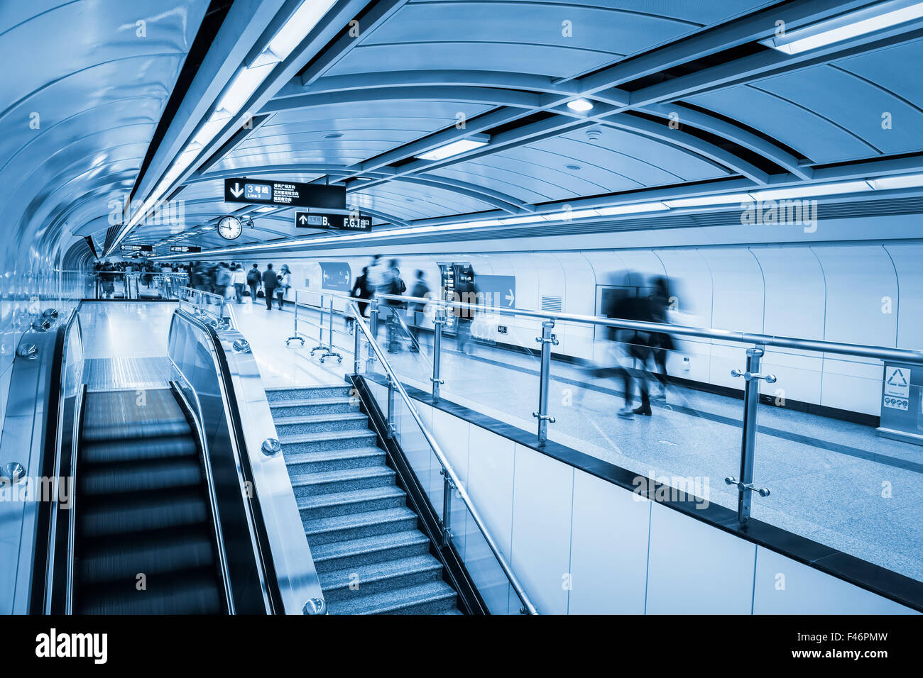 u-Bahn Passage mit Pendler Motion blur Stockfoto
