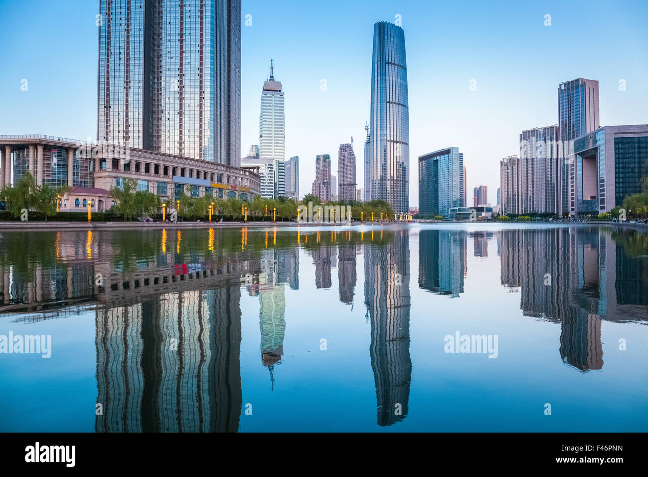 schöne Tianjin Stadtbild in der Abenddämmerung Stockfoto
