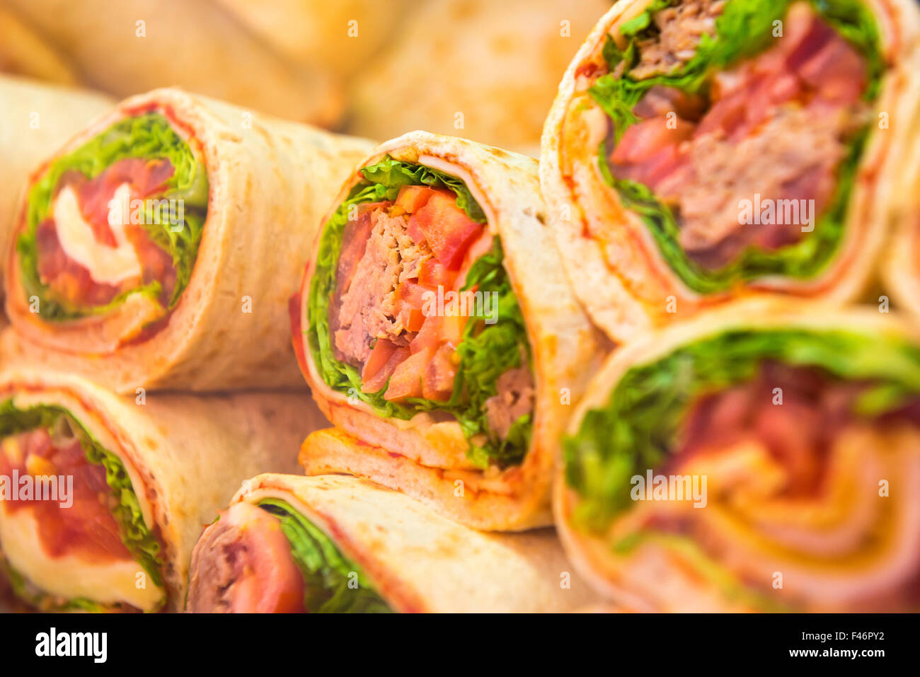 Frische Tortilla-Wraps mit Gemüse Stockfoto