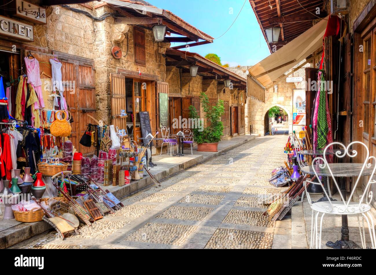 Ein Blick auf den alten Fußgänger Souk in Byblos, Libanon während des Tages. Ein sehr mittelalterlichen und malerischen Gegend, gepflastert mit kleinen st Stockfoto