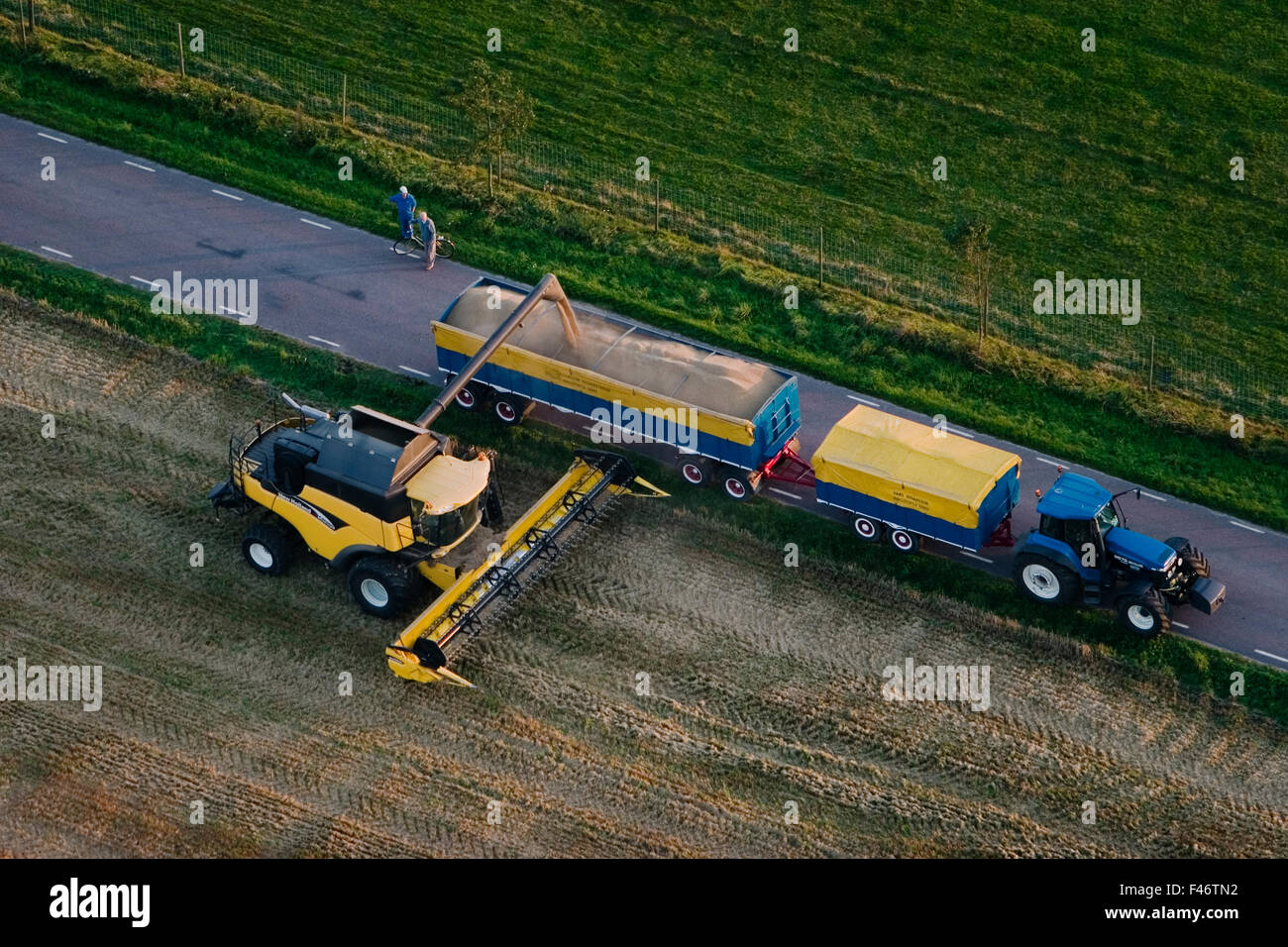 Ein Mähdrescher auf einem Feld, Schweden. Stockfoto