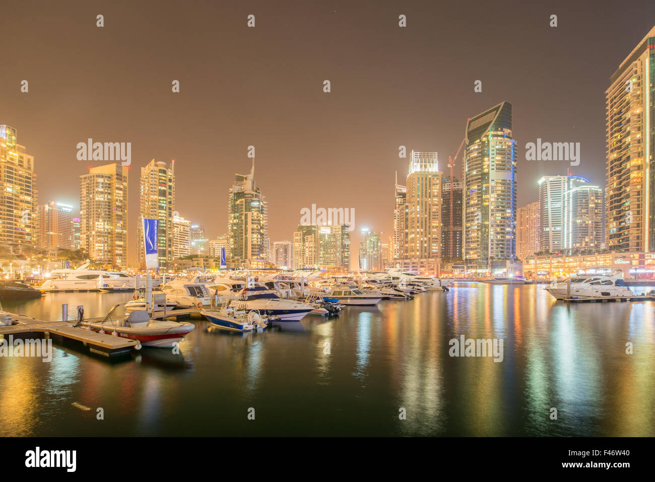 Dubai Marina Wolkenkratzer in den Nachtstunden Stockfoto