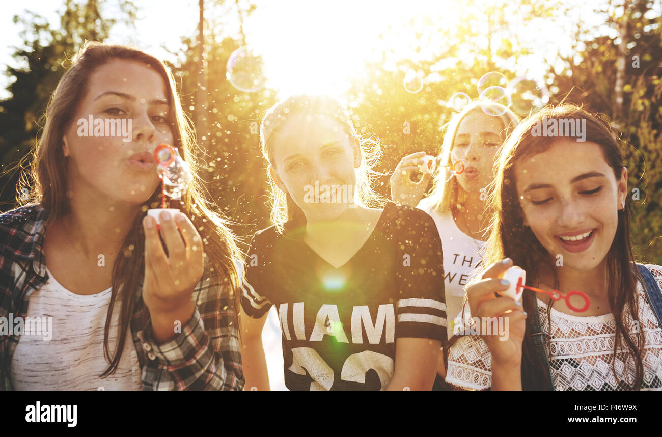 Clsoeup der Gruppe von Jugendlichen außerhalb an einem Sommertag Stockfoto