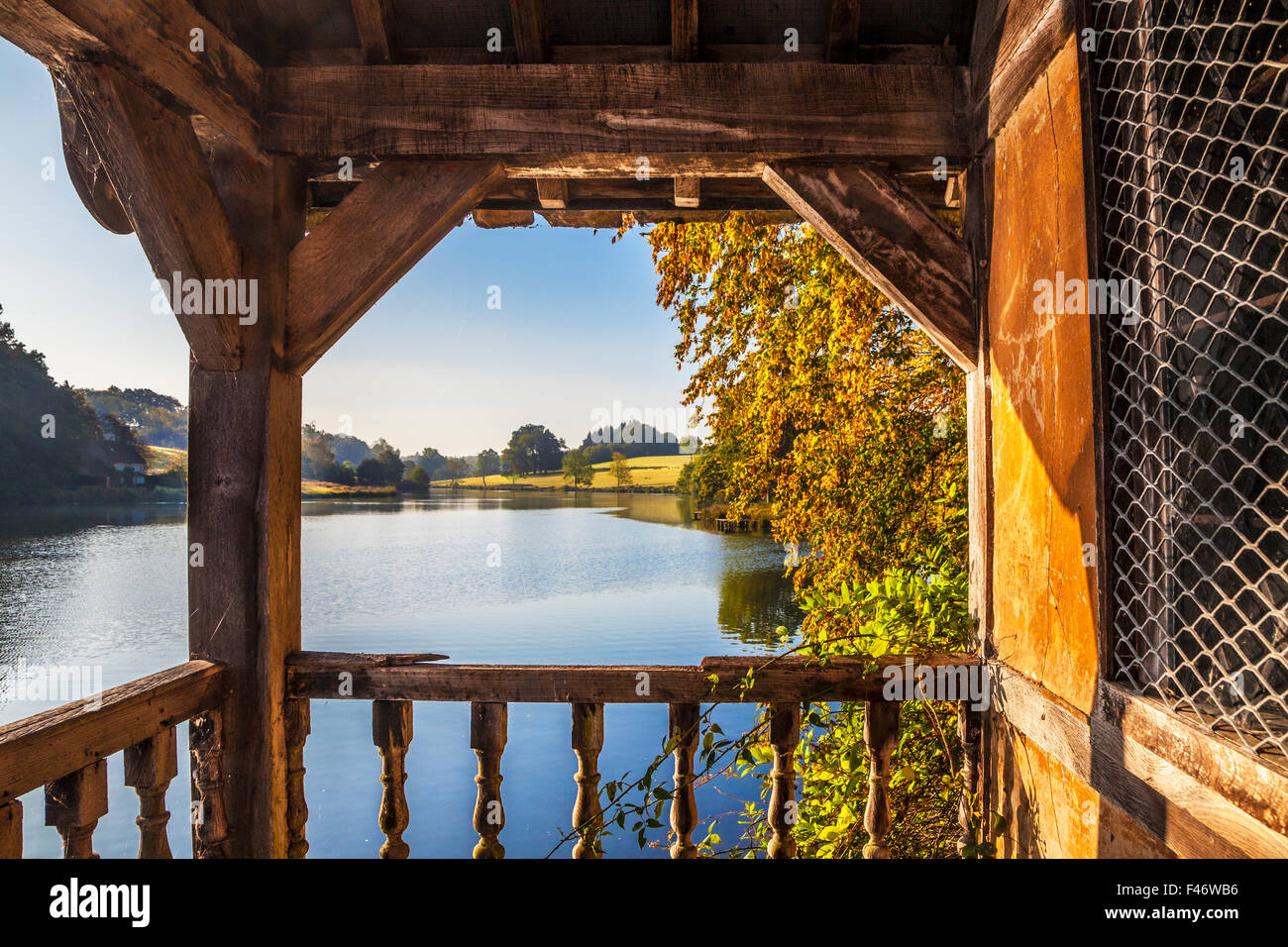 Blick vom Bootshaus über den See auf dem Bowood Anwesen in Wiltshire. Stockfoto