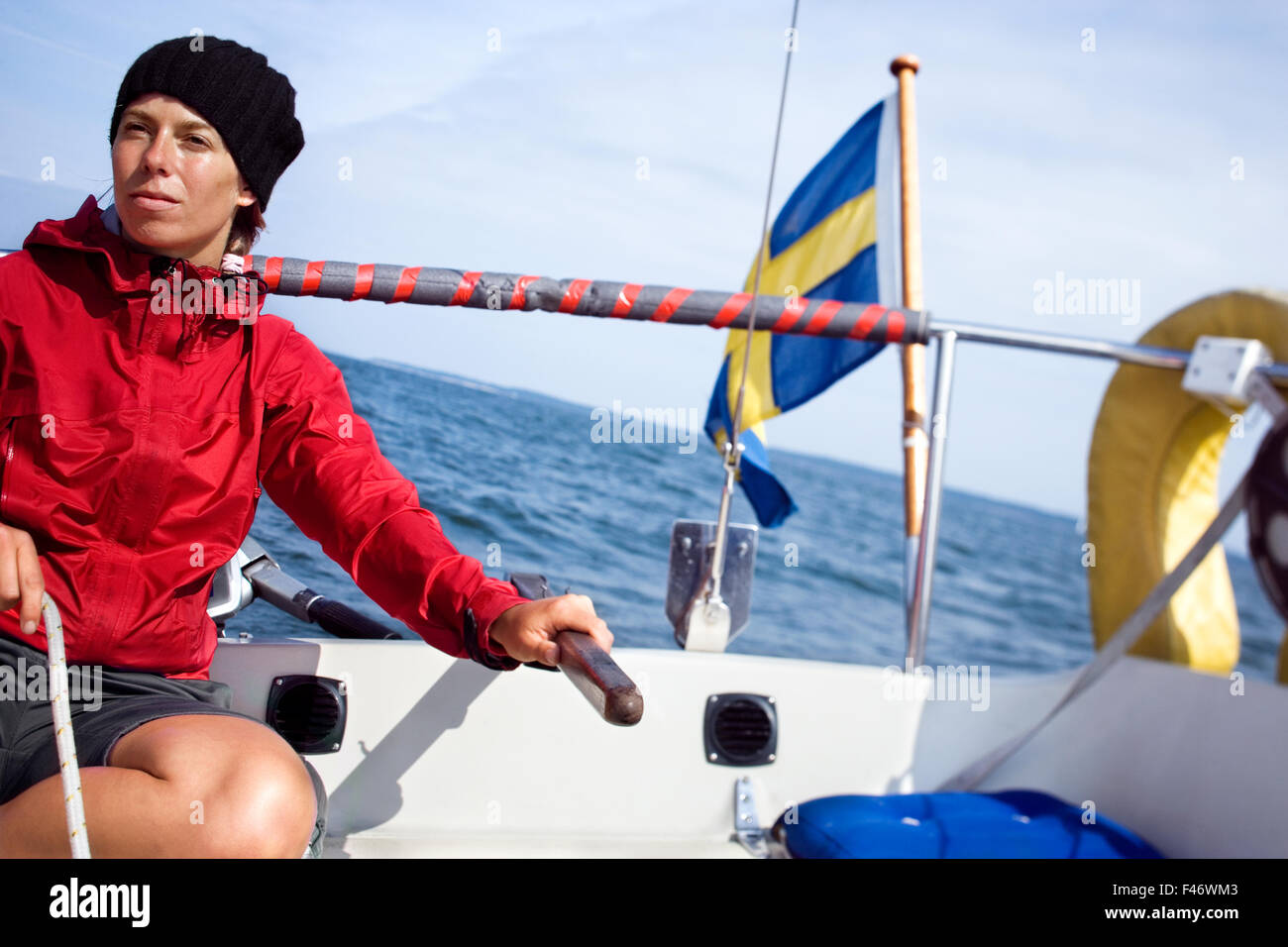 Eine junge Frau Segeln, Schweden. Stockfoto