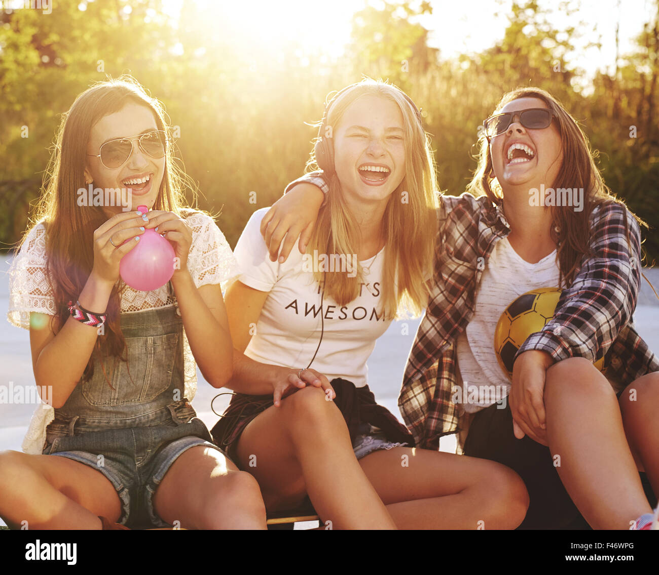Gruppe von Mädchen Lachen beim sitzen draußen genießen im Sommer Stockfoto