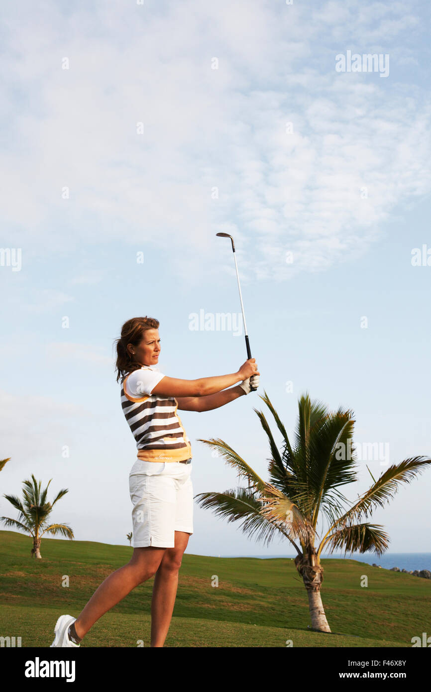 Eine junge Frau, Golfen am Meer, Gran Canaria, Spanien. Stockfoto