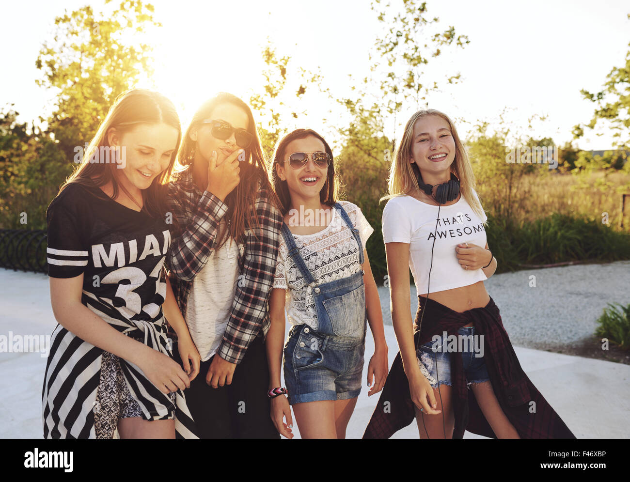 Vier Mädchen, die Spaß täuschen Aroud für die Kamera, Sommertag Stockfoto
