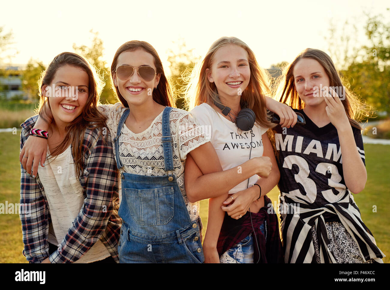Gruppe von Mädchen im Teenageralter hanging out in einem Park auf einem Sommertag Stockfoto