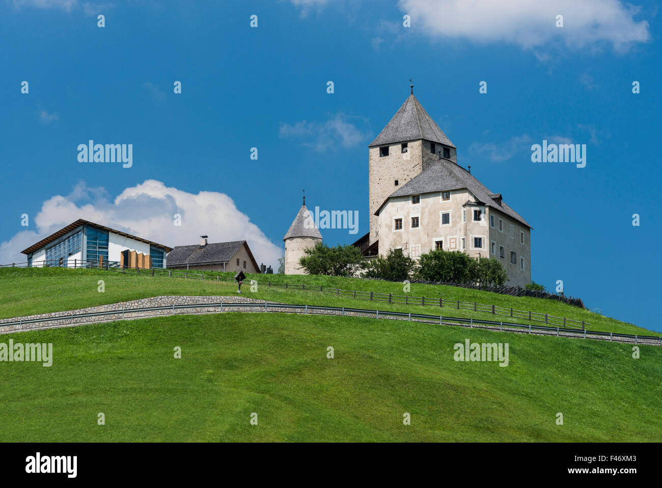 Schloss Thurn, Museum Ladin mit modernen Ergänzungen, St. Martin in Thurn, San Martino in Badia, Alta Badia, Dolomiten, Alpen, Süden Stockfoto