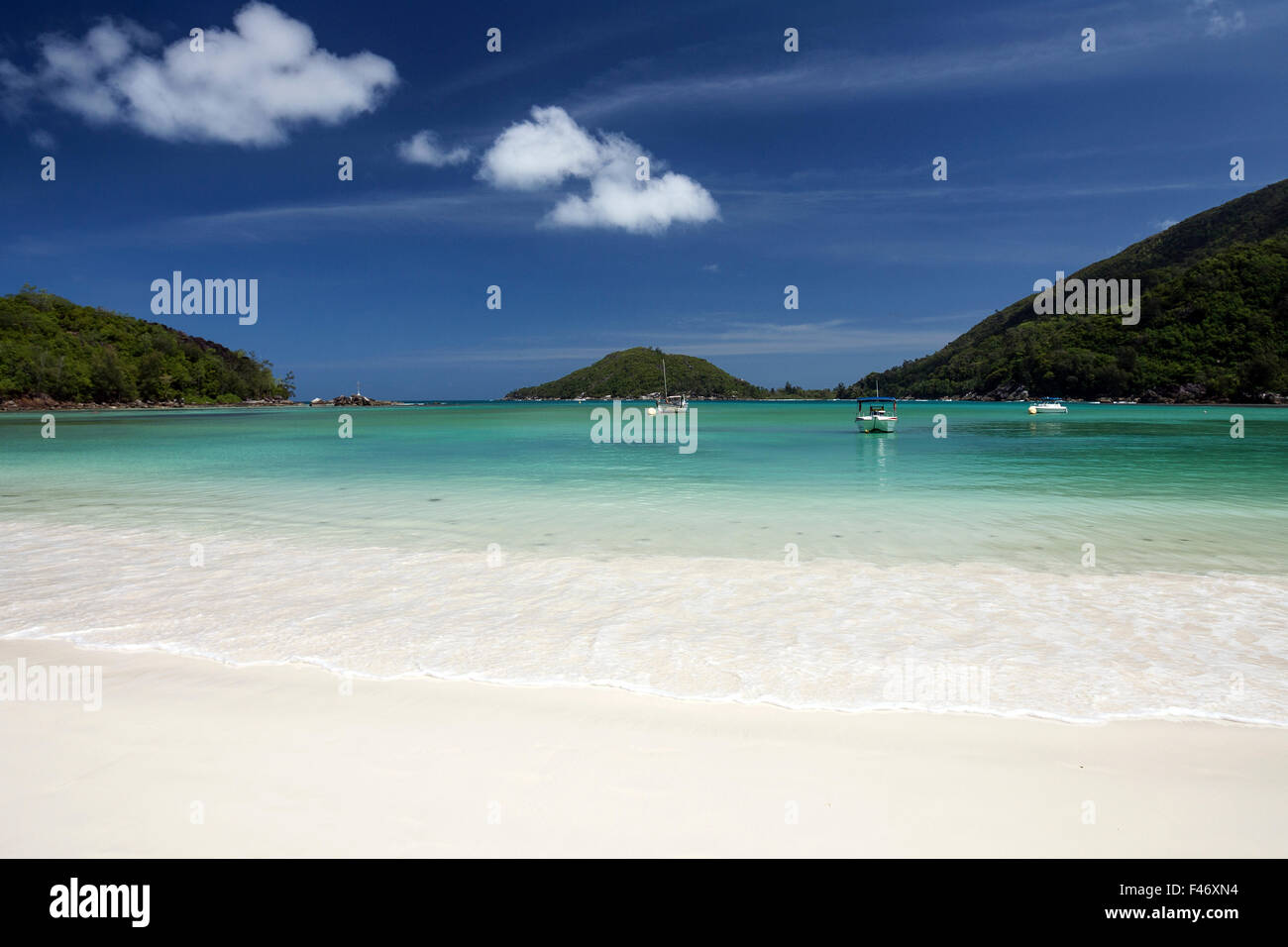 Schönen weißen Sandstrand, türkisfarbenes Meer, Boote liegen am Strand von Port Launay, Port Launay Marine Nationalpark, Insel Mahe Stockfoto