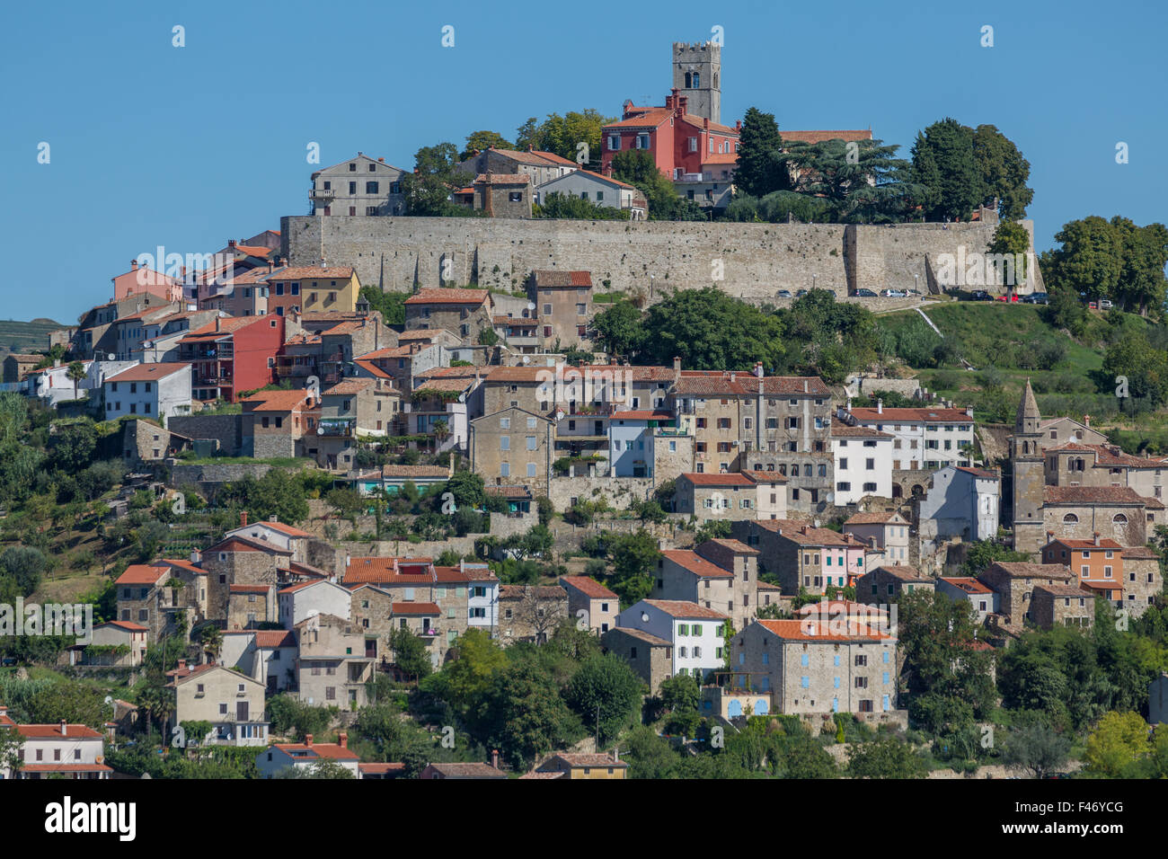 Idyllischen Dorf am Hügel mit venezianischen Festung, Motovun, Istrien, Kroatien Stockfoto