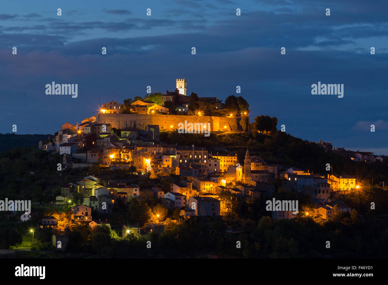 Idyllischen Dorf am Hügel mit venezianischen Festung bei Nacht, Motovun, Istrien, Kroatien Stockfoto