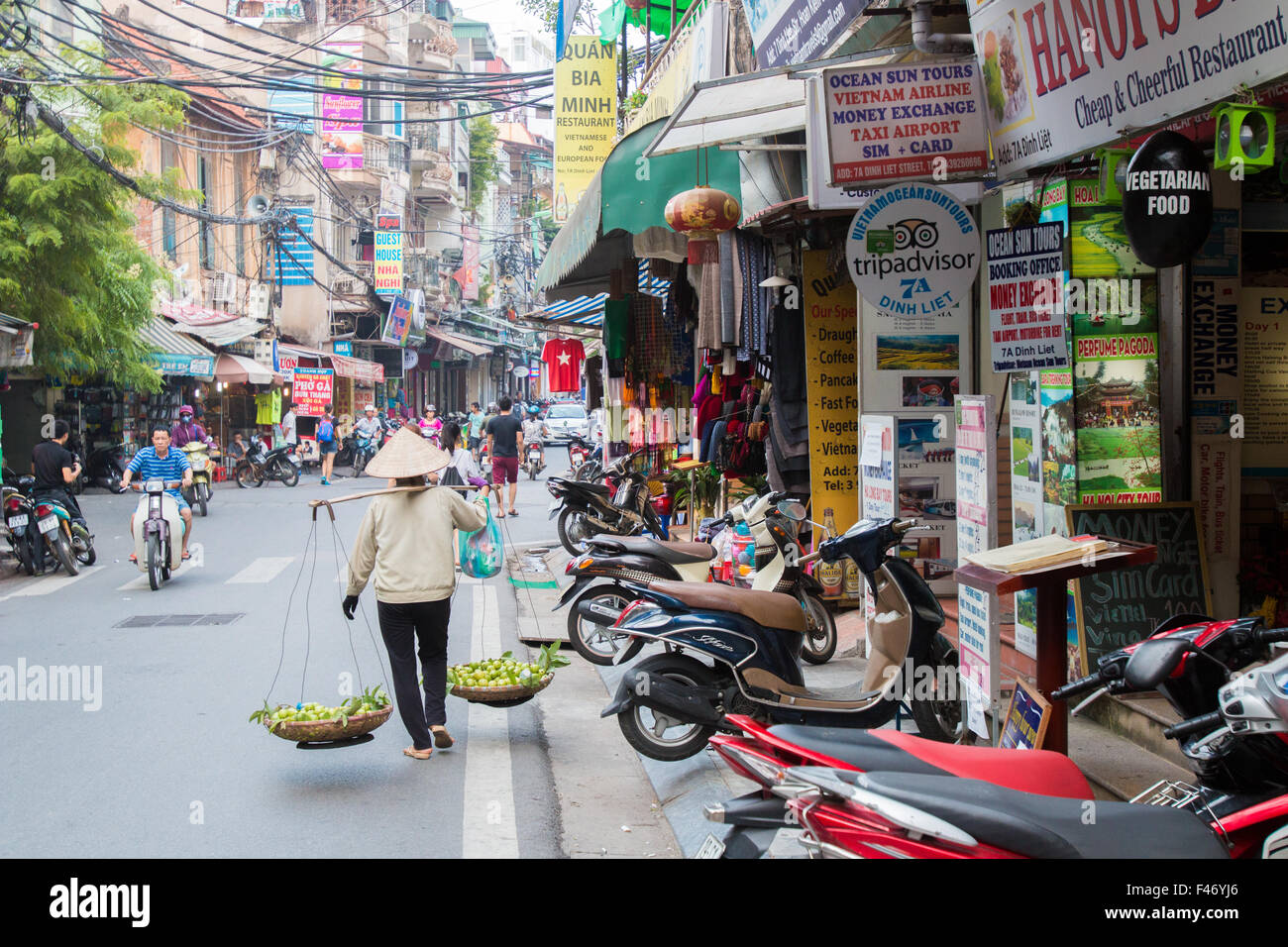 Hanoi Altstadt mit Geschäften und Geschäften, Dame, die Obst aus ihrem Joch verkauft, Vietnam, Asien, typische Straßenszene Vietnam Stockfoto