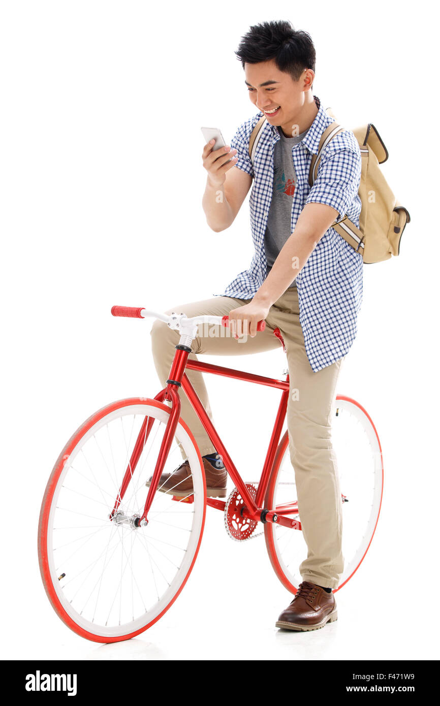 Junger Mann mit einem Fahrrad mit Handy Stockfoto